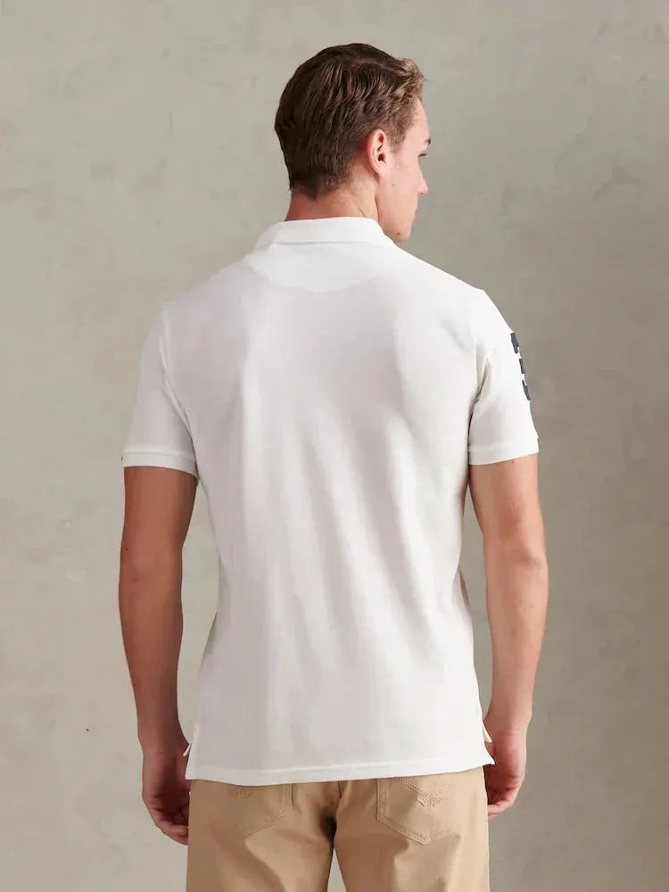 Polo bianca uomo manica corta, vista posteriore, abbigliamento casual elegante.