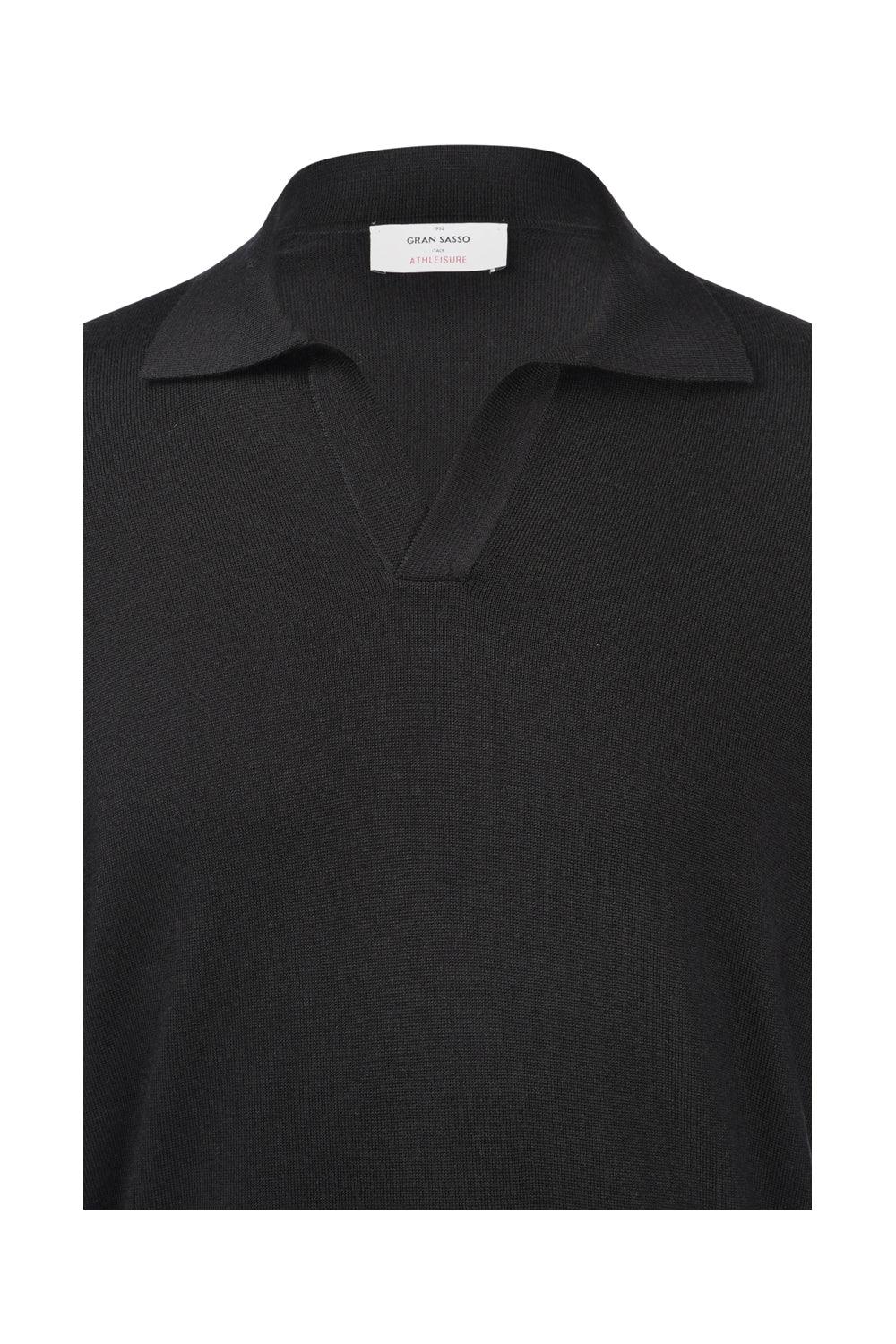 Maglia uomo nera con colletto a V, design elegante, abbigliamento moda maschile