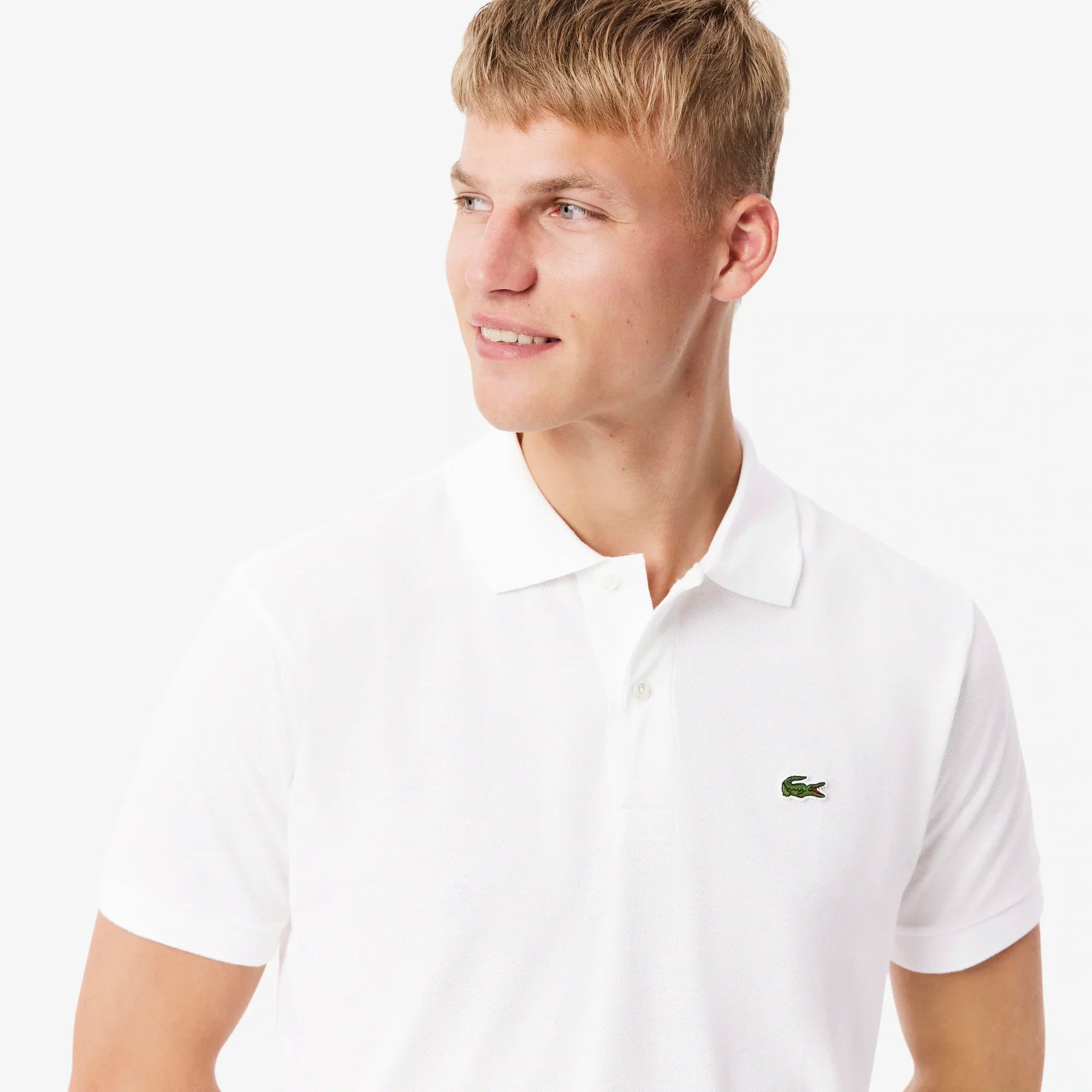 Uomo indossa polo bianca in cotone a maniche corte con logo ricamato, stile casual elegante