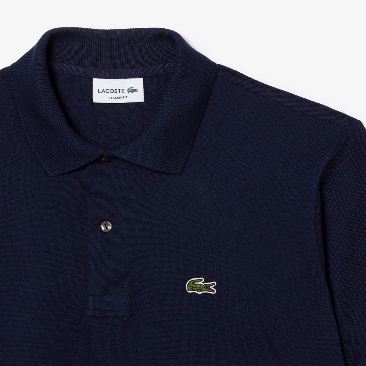 Polo LACOSTE L1212 166, modello classico L.12.12, in tessuto verde con colletto e bottoni, vista frontale.