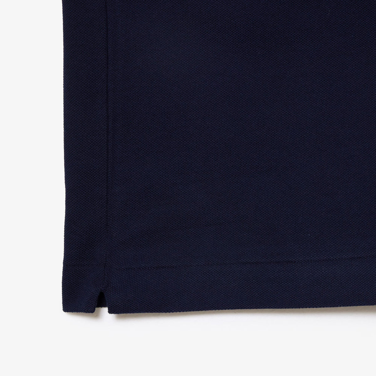 Maglietta polo LACOSTE L1212 166 con taglio classico, colore blu, dettaglio del colletto e logo sul petto.