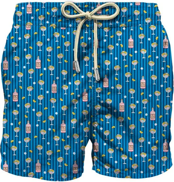 Costume da bagno uomo blu a righe con stampa bottiglie gin, bicchieri e limoni, stile estivo.