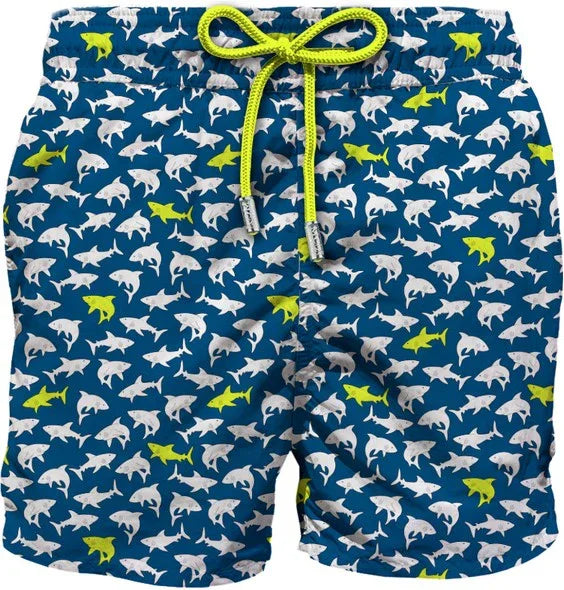 Costume da bagno uomo blu con stampa di squali bianchi e gialli, cordino giallo fluo.