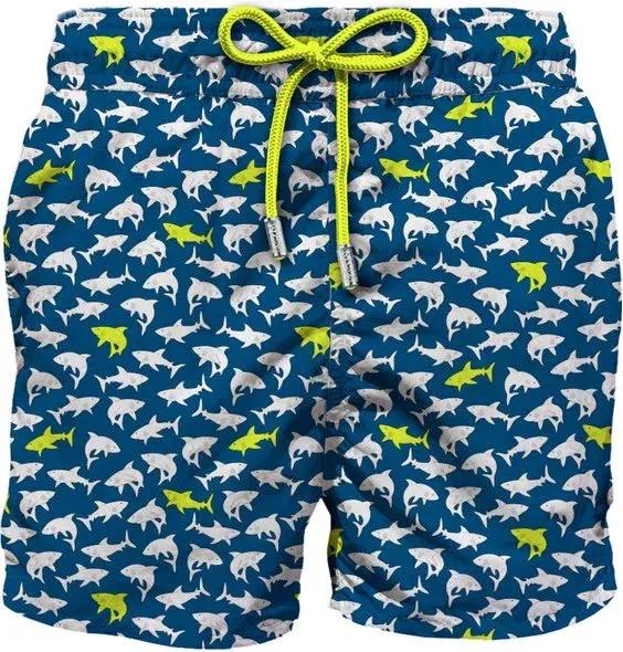Costume da bagno uomo blu con stampa di squali bianchi e gialli, cordino giallo fluo.