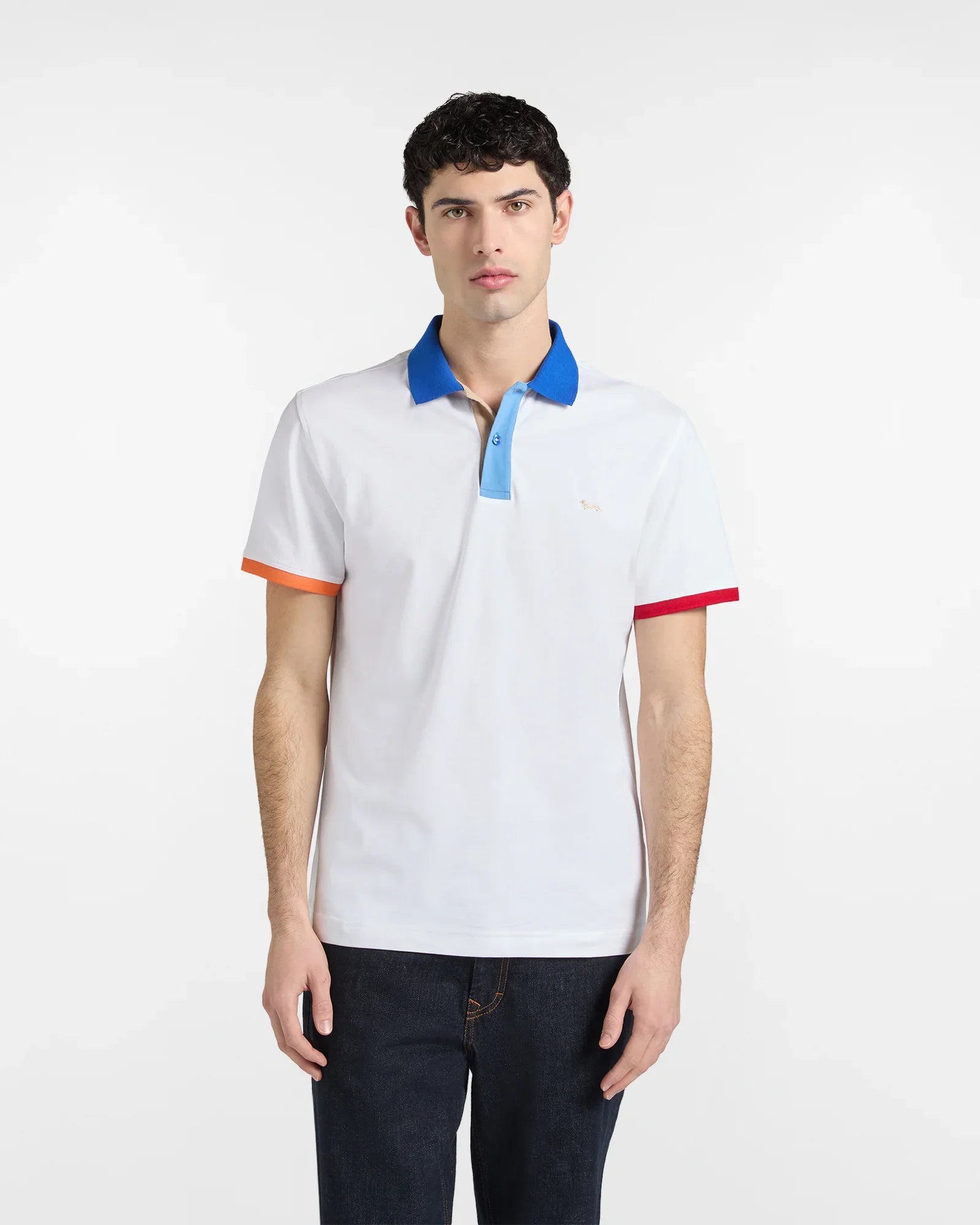 Polo uomo bianca con colletto blu e dettagli colorati, abbigliamento casual elegante