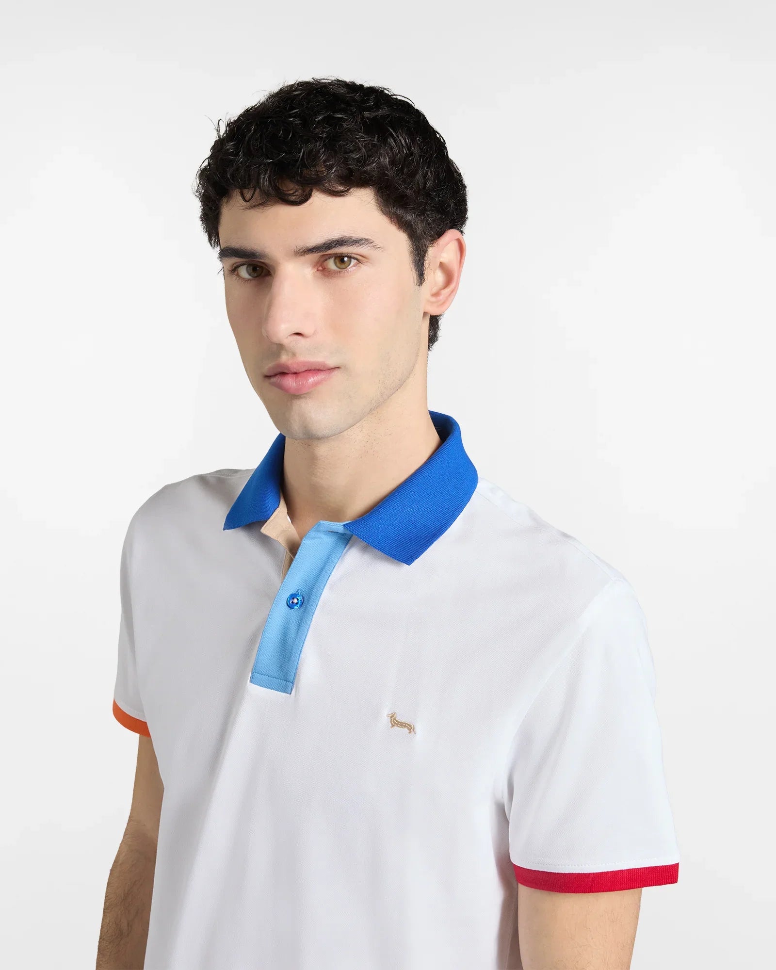 Polo uomo bianca con colletto blu, dettagli azzurri e rossi, logo ricamato sul petto