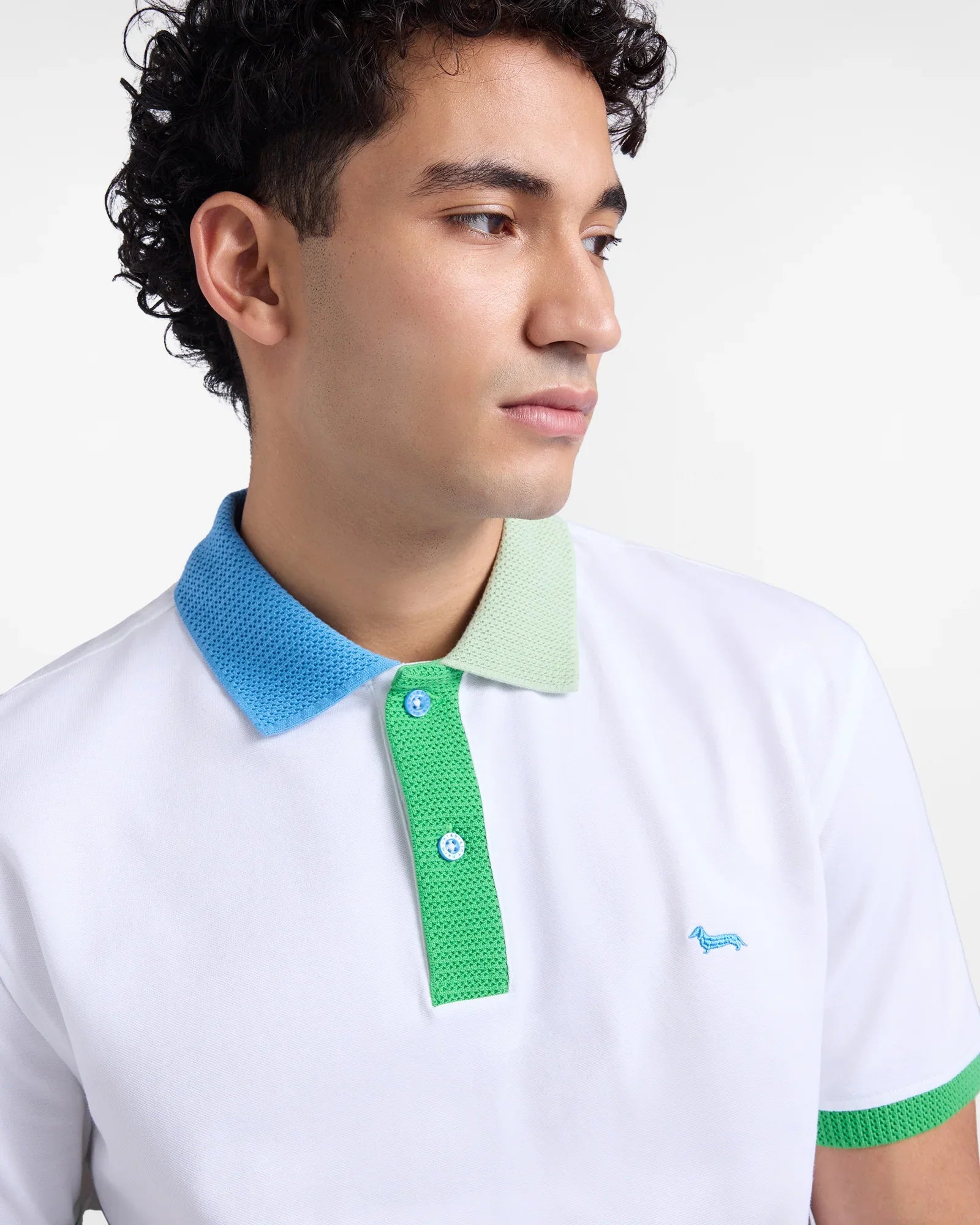 Polo uomo bianca con colletto blu e verde, dettaglio logo ricamato, moda primavera estate