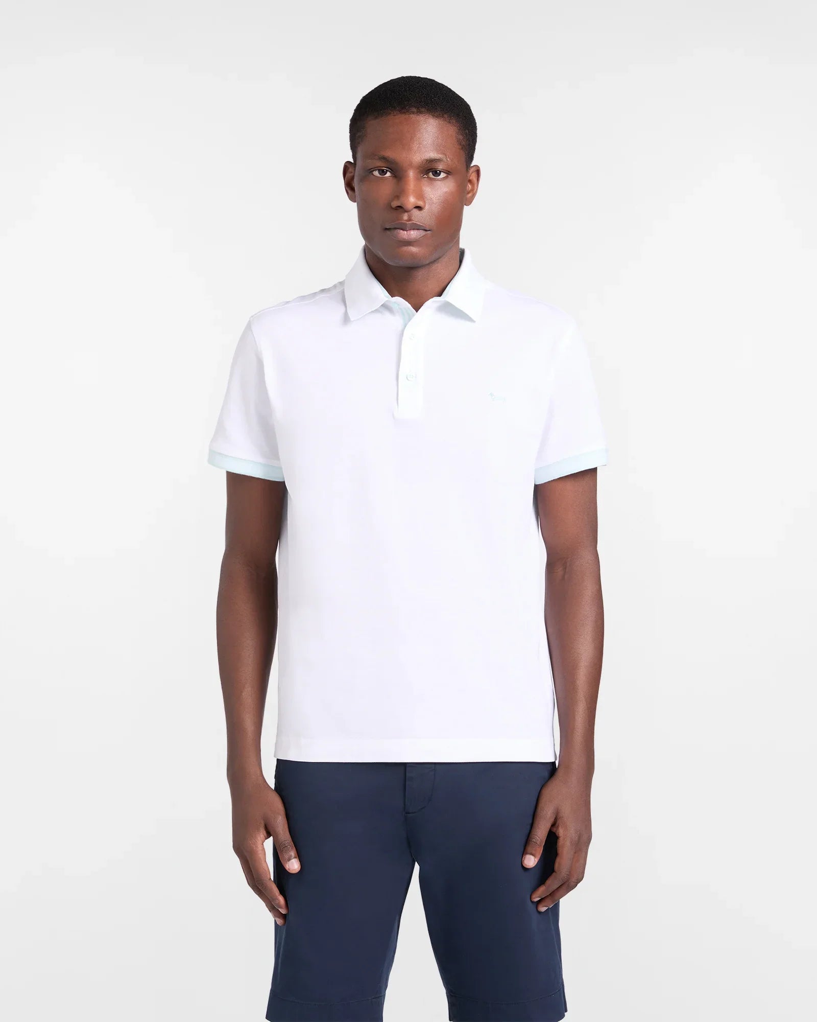 Polo bianca da uomo in cotone con maniche corte e pantaloncini blu, moda casual estiva