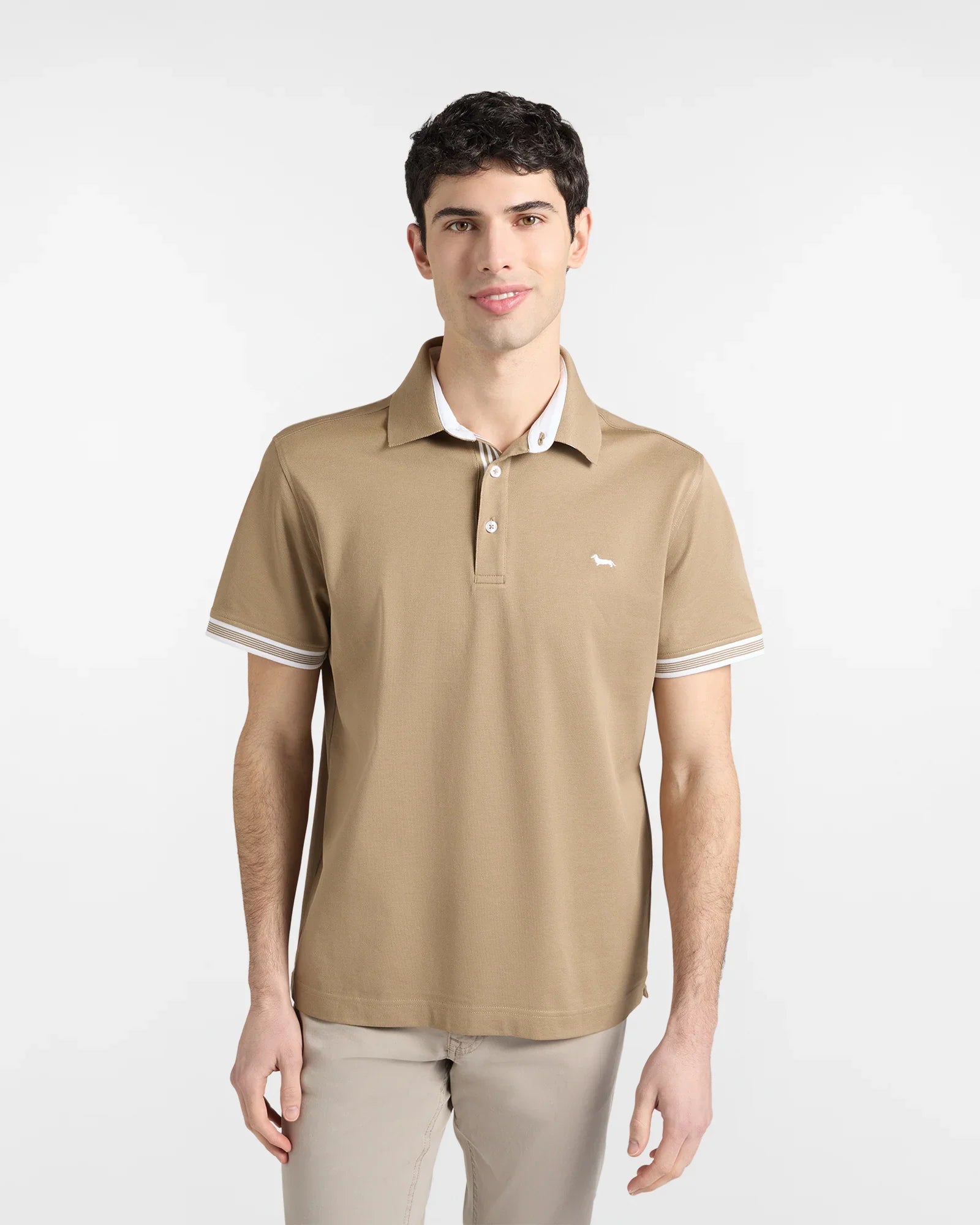 Uomo indossa polo beige con dettagli bianchi, abbigliamento casual elegante uomo.