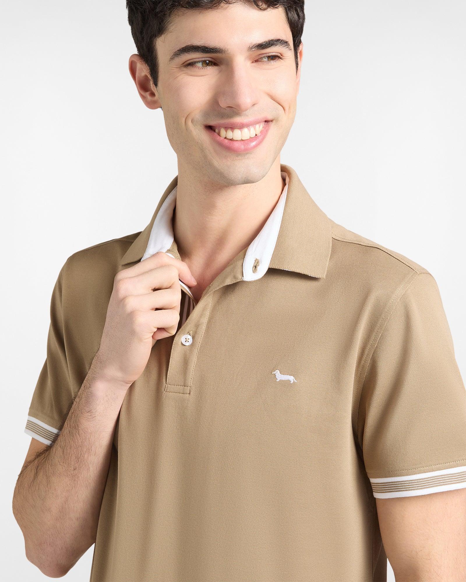 Polo uomo beige a maniche corte con colletto bianco, dettaglio logo ricamato sul petto.