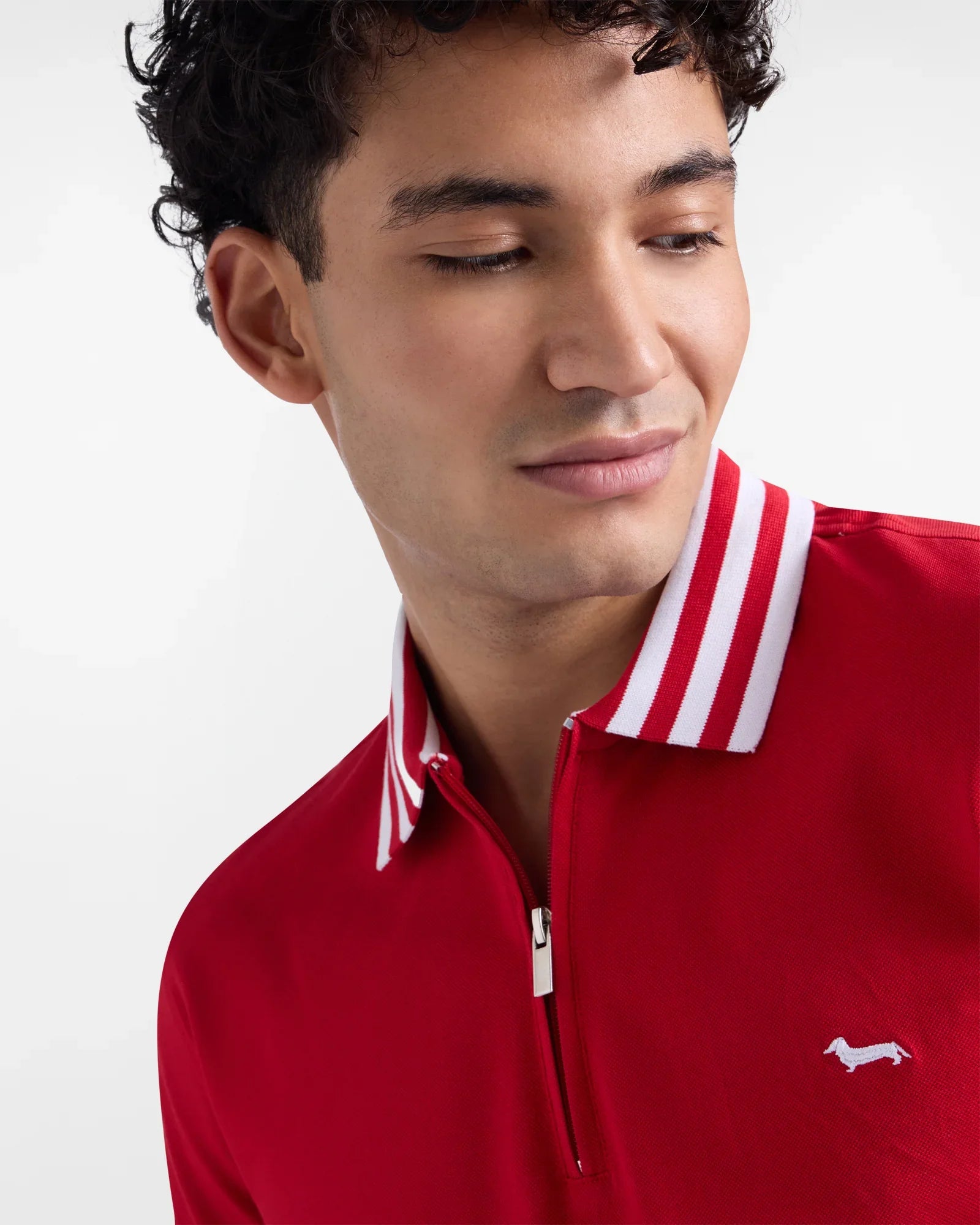 Uomo con polo rossa da uomo colletto a righe bianche e logo ricamato, moda casual