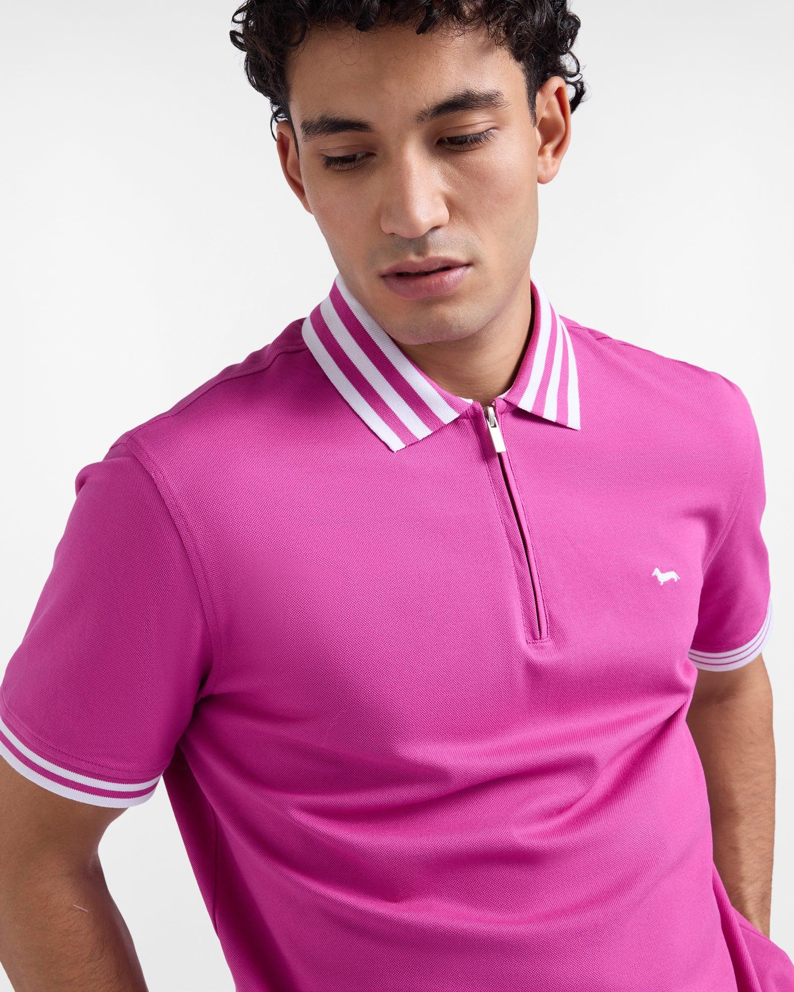 Polo uomo fucsia con zip, colletto e maniche a righe bianche, abbigliamento casual