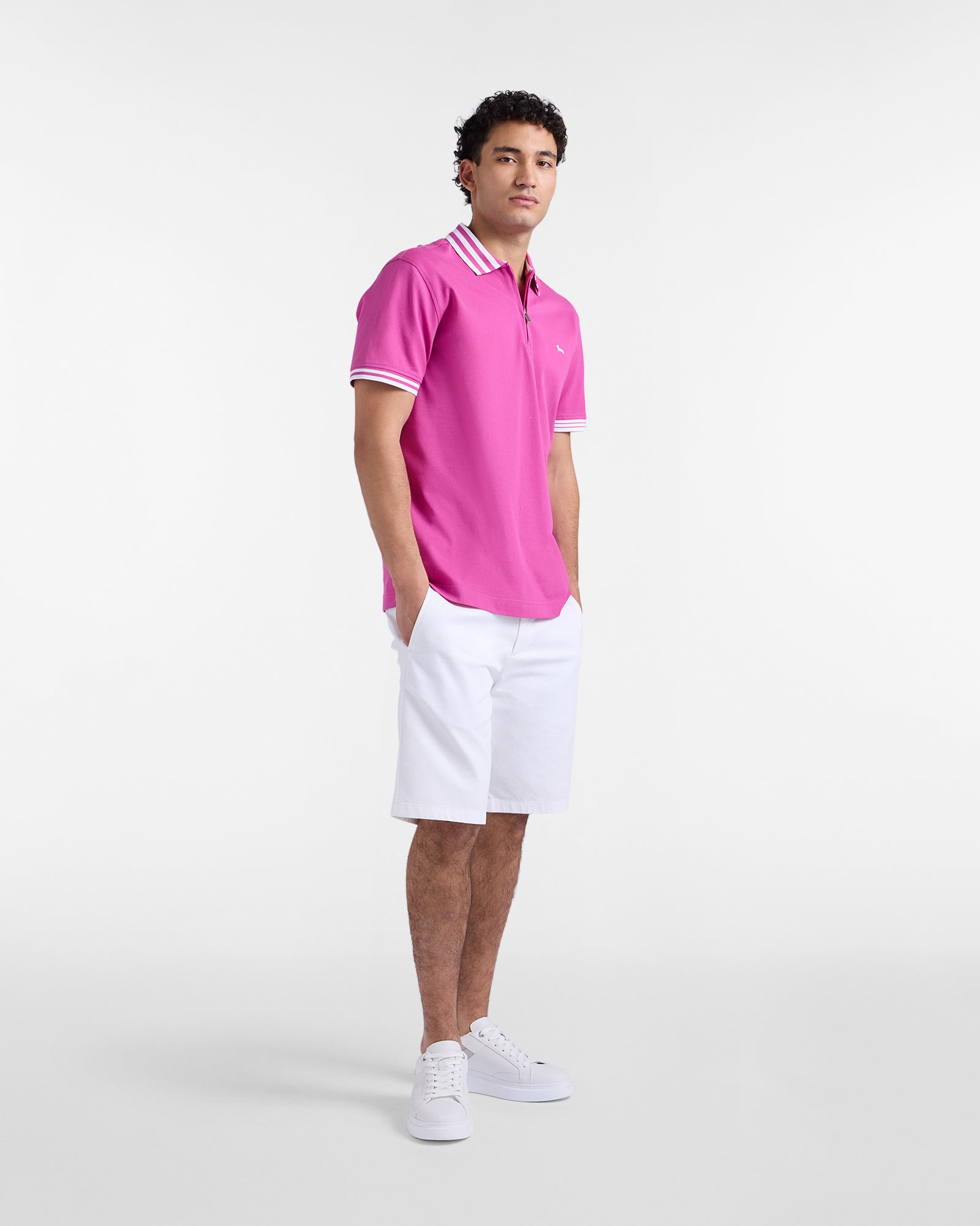 Polo Harmont&Blaine in colore sorbetto con colletto e bottoni, tessuto morbido e dettagli eleganti.