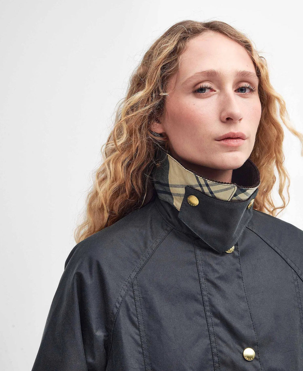 Barbour Modern Beadnell Waxed Jacket LWX1402 SG51 - dettaglio pattine e bottoni automatici logati gold-tone