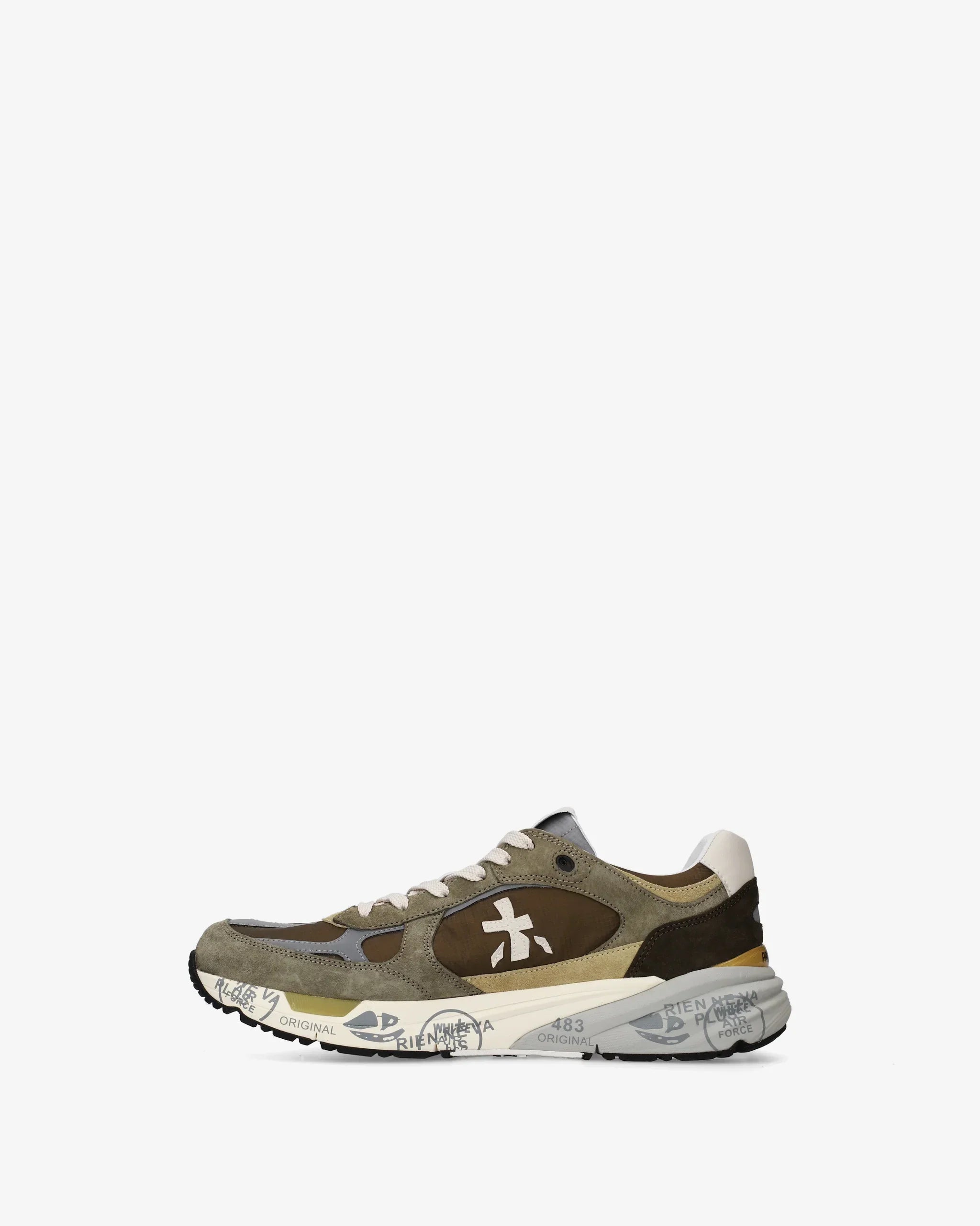 Sneaker uomo verde oliva e beige con suola decorata, stile casual urbano, dettagli in pelle scamosciata.
