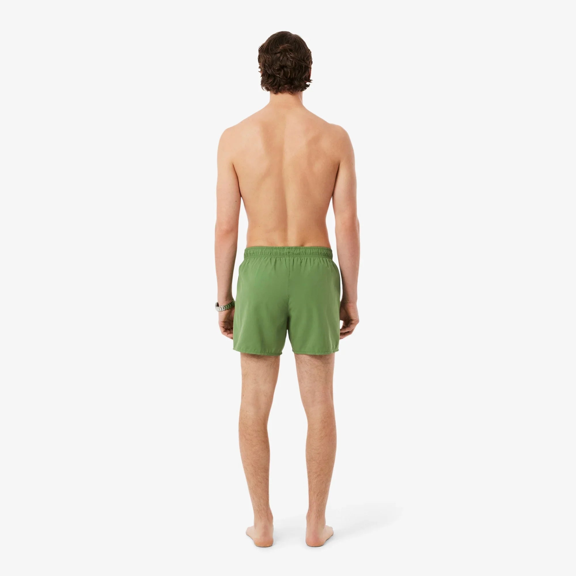 uomo di spalle con boxer mare verde, moda mare uomo, sfondo bianco