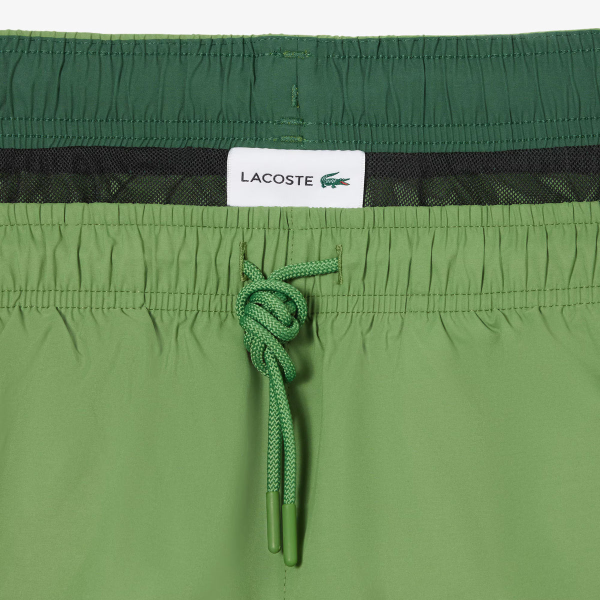 Costume da bagno LACOSTE MH6270 37I in tessuto quick-dry, stile sportivo con logo iconico, ideale per nuoto e spiaggia.