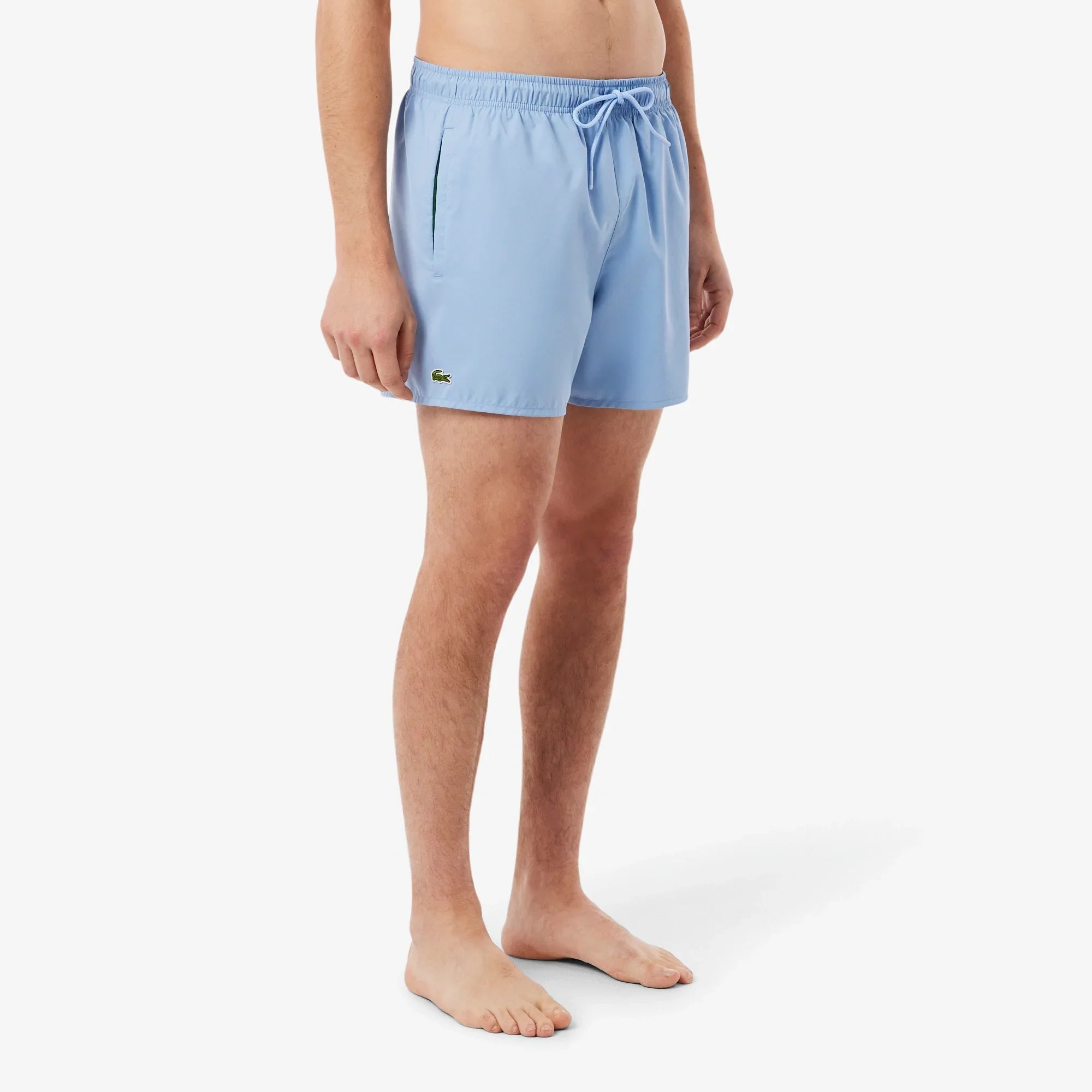 Costume da bagno uomo azzurro con coulisse e logo ricamato, vestibilità corta.