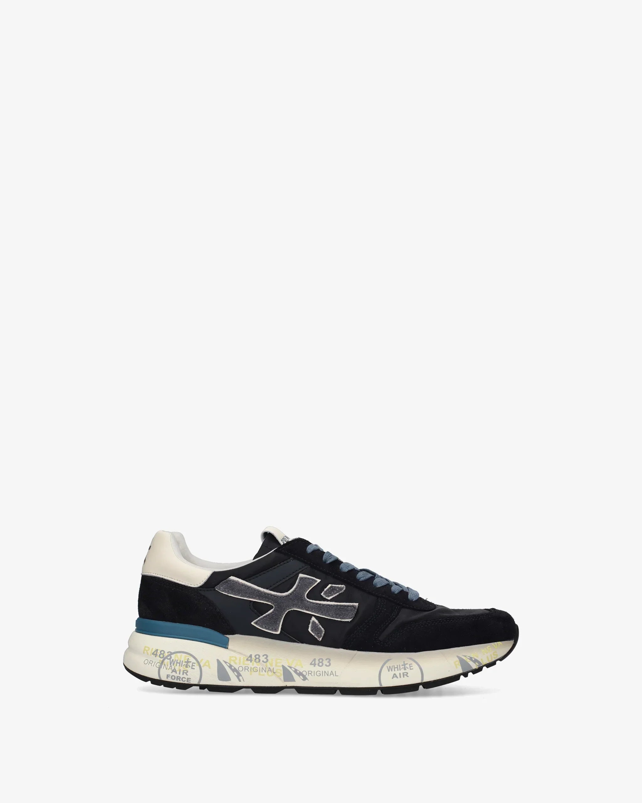 Sneaker uomo nera con dettagli bianchi e logo laterale, suola stampata, stile casual moderno.