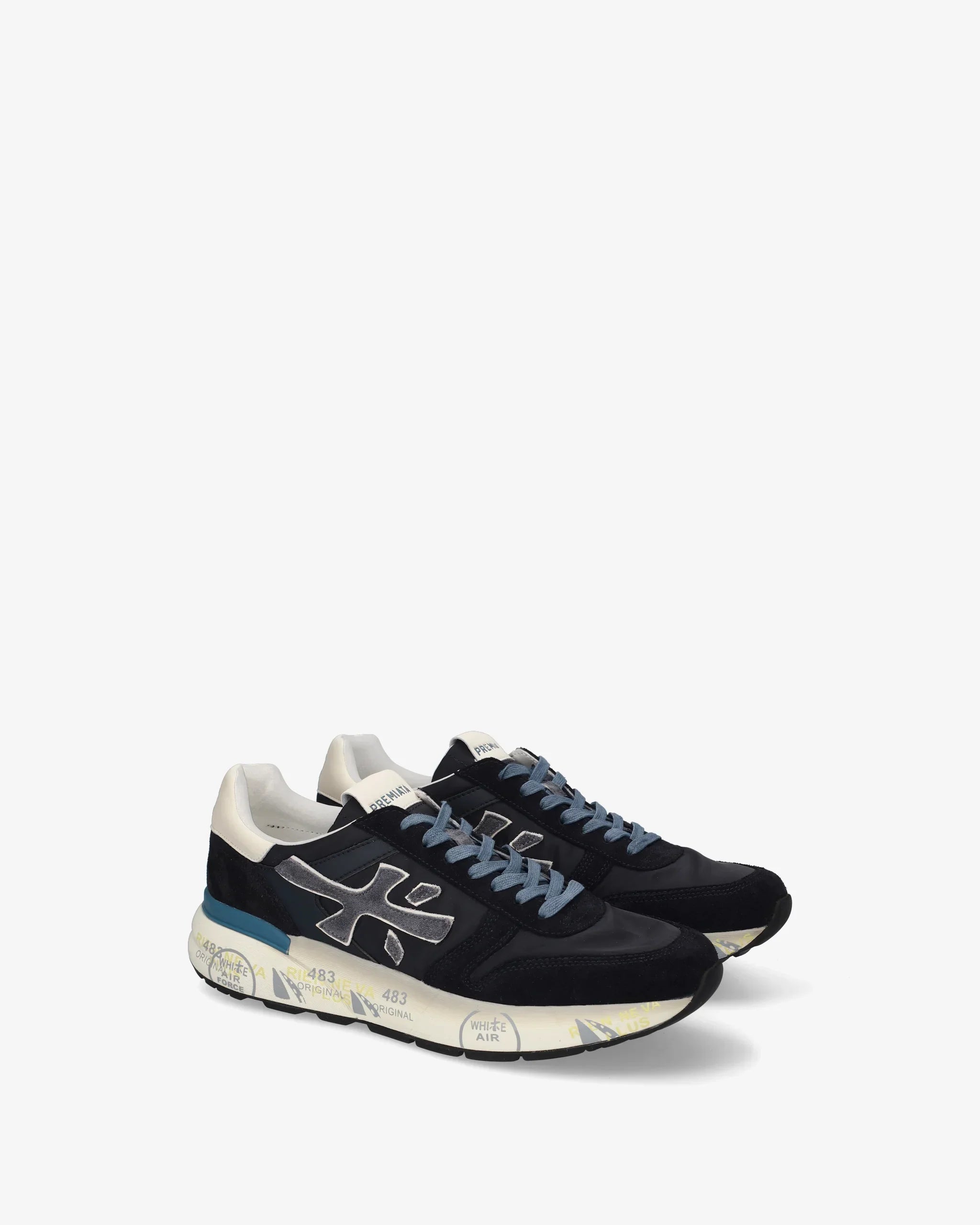 Sneakers uomo nere con dettagli blu e suola chiara con scritte, stile casual moderno