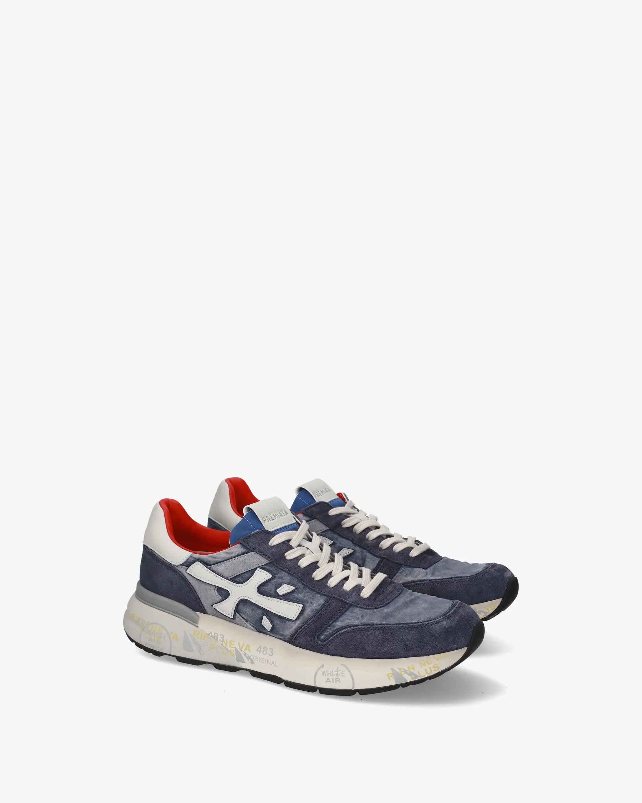 Sneakers uomo blu in suede con dettagli bianchi e rossi, stile sportivo, fondo chiaro con scritte.