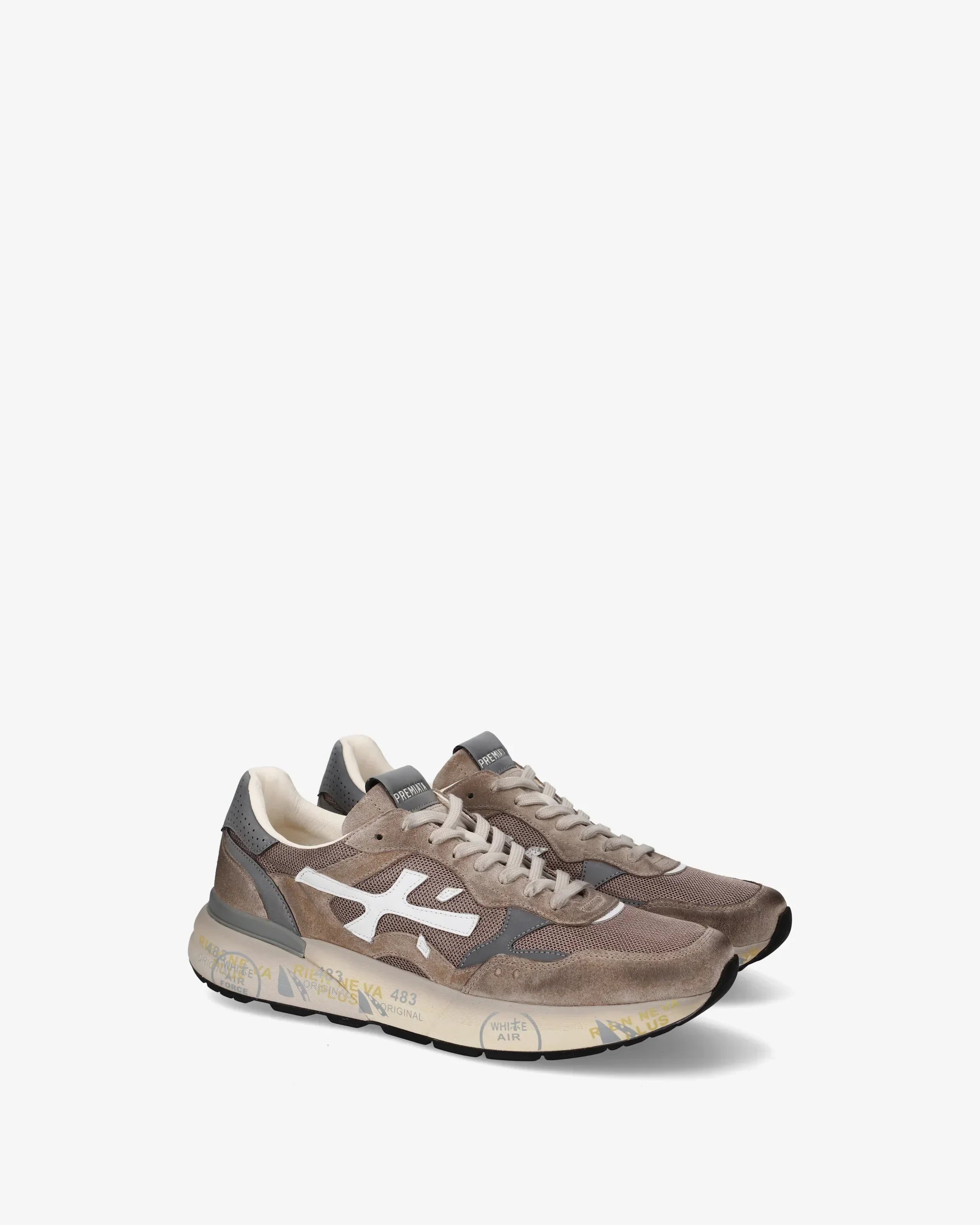 Sneakers uomo beige e grigio con logo laterale bianco e suola decorata, stile casual