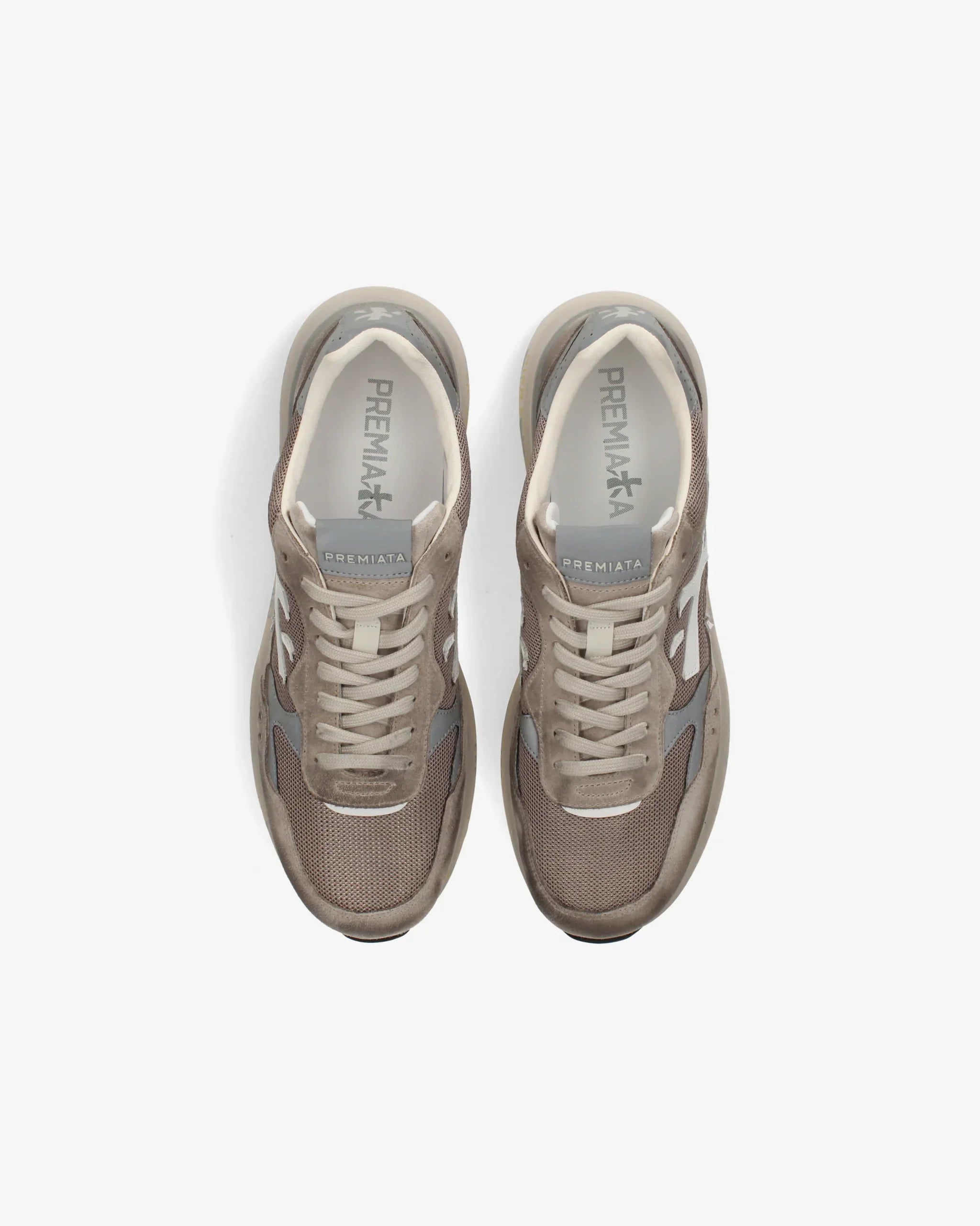 Sneakers uomo Premiata beige e grigie in pelle e tessuto, vista dall'alto su sfondo bianco