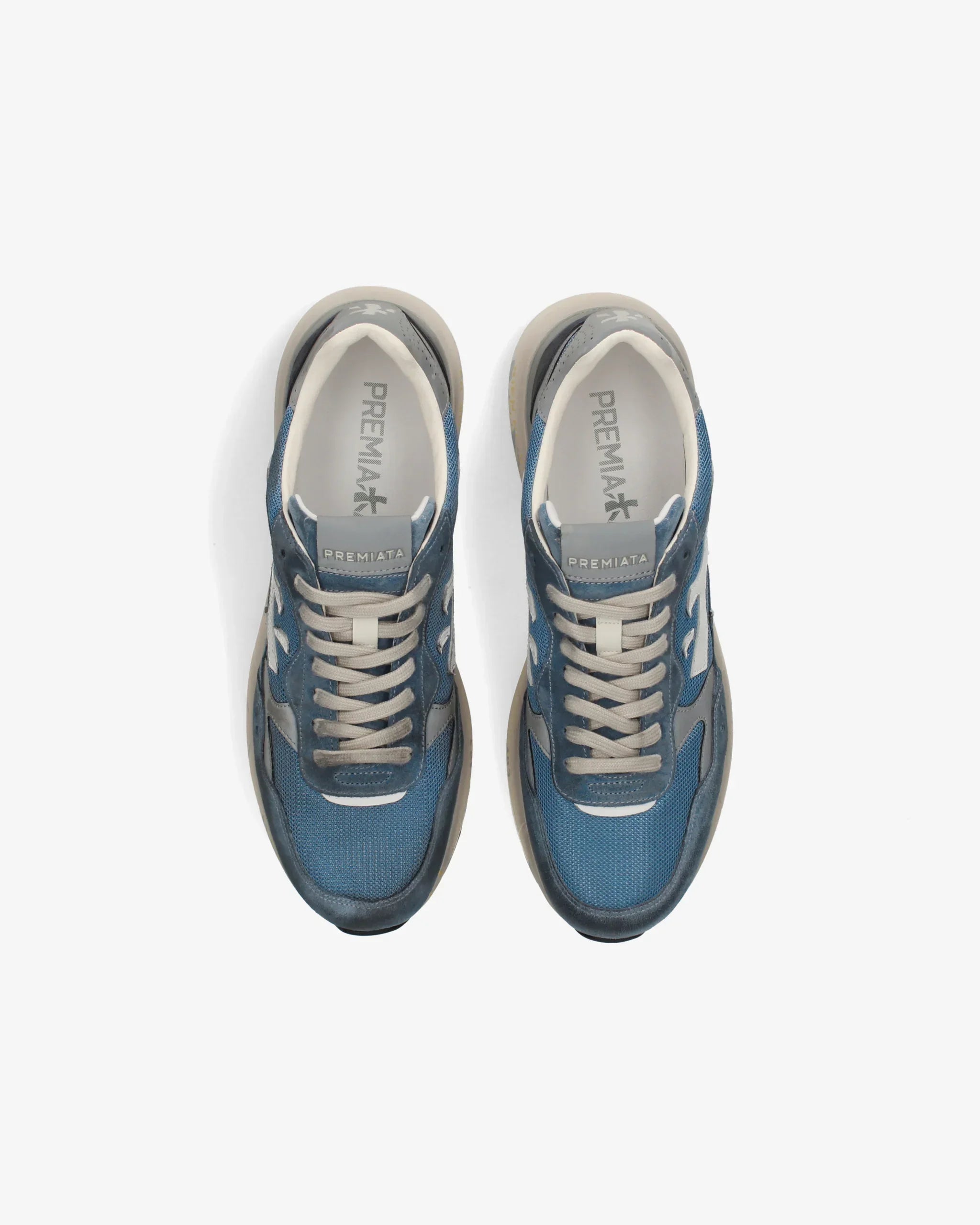 Sneakers uomo Premiata blu e grigie in pelle e tessuto, vista dall'alto su sfondo bianco