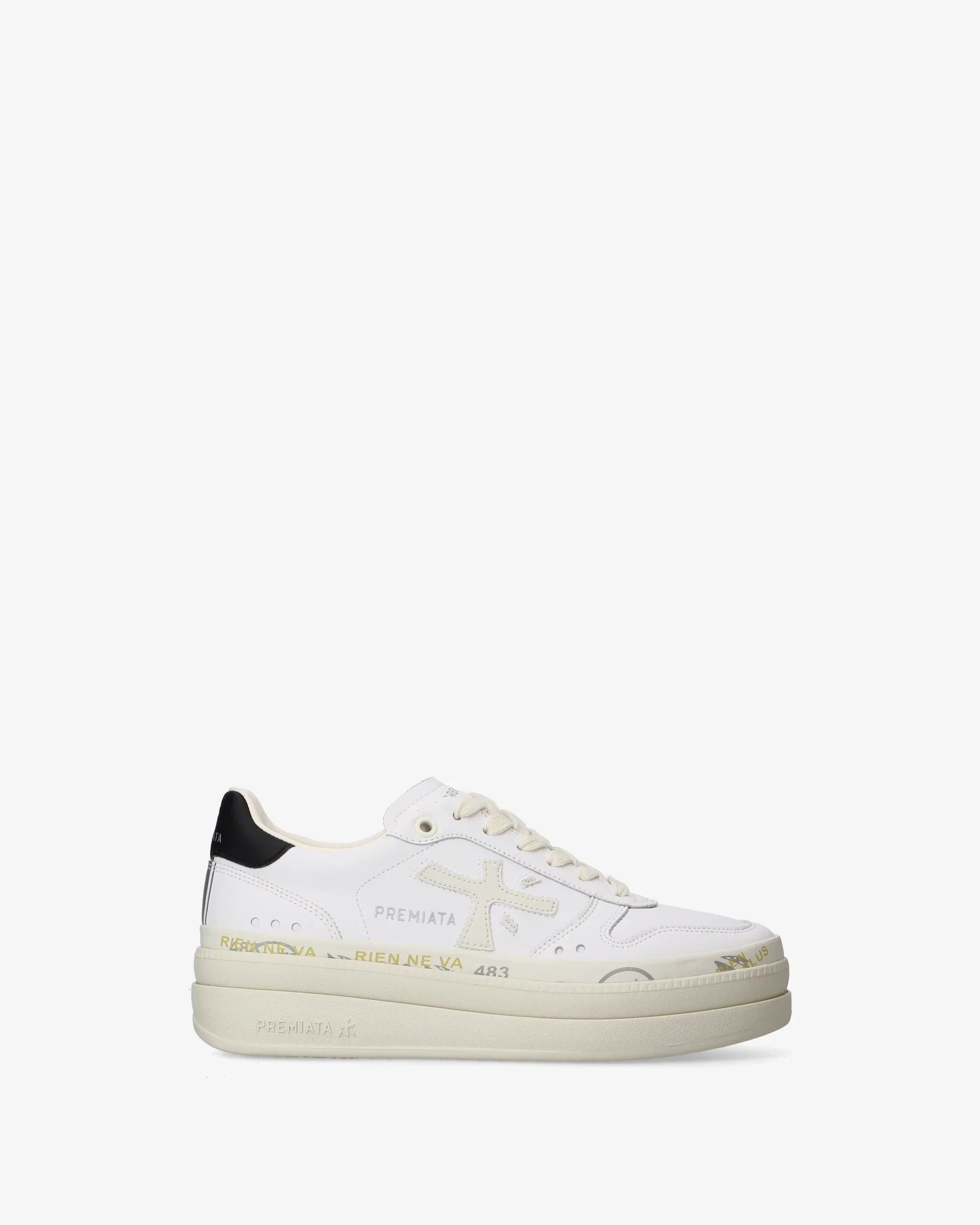 Sneaker uomo bianca Premiata con suola alta e dettagli beige e neri, stile casual