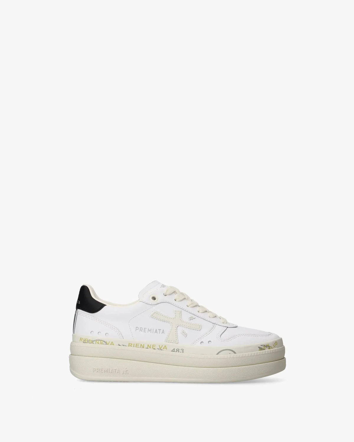 Sneaker uomo bianca Premiata con suola alta e dettagli beige e neri, stile casual