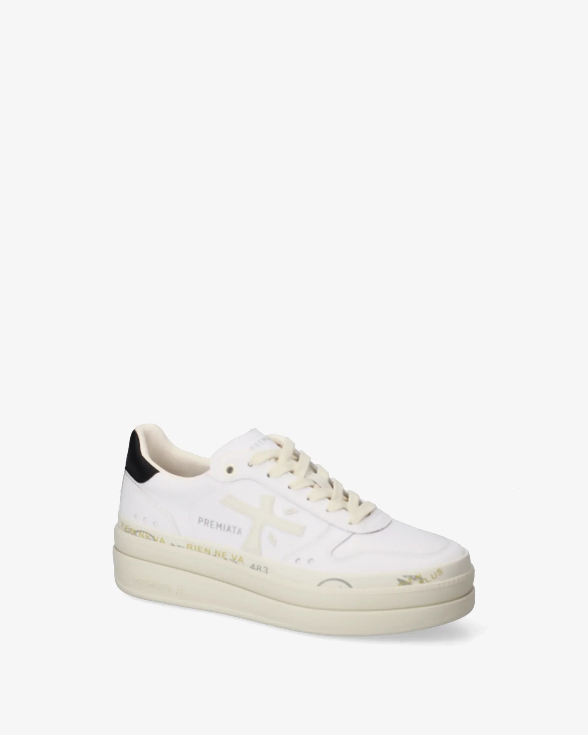 Sneaker uomo bianca con logo laterale, suola spessa beige e tallone nero, stile casual.