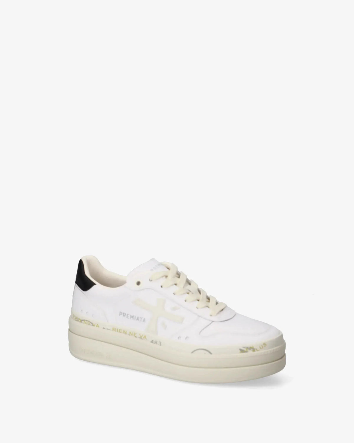 Sneaker uomo bianca con logo laterale, suola spessa beige e tallone nero, stile casual.