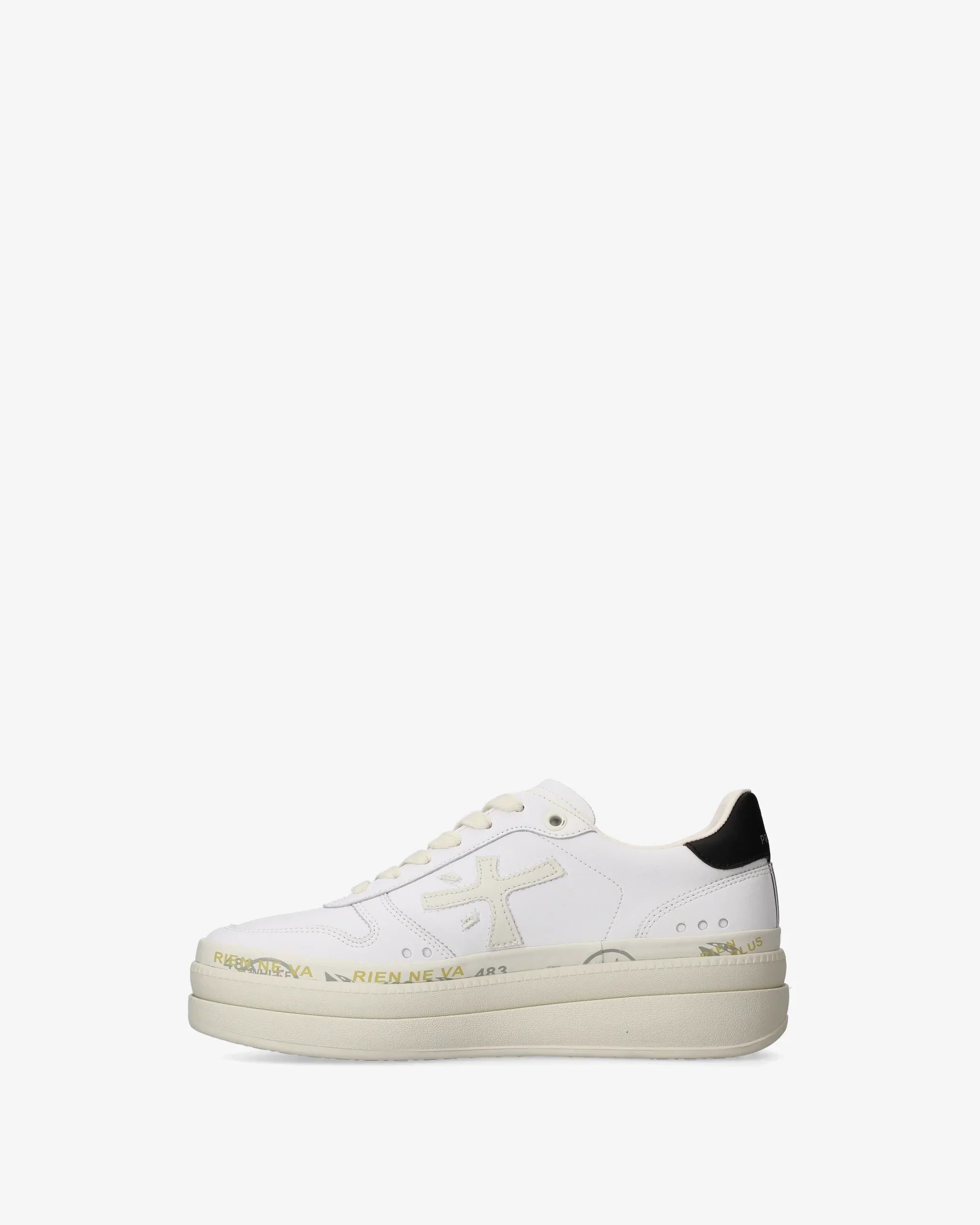 Sneaker bianca da uomo con dettaglio nero sul tallone, suola alta e scritte laterali, stile casual.