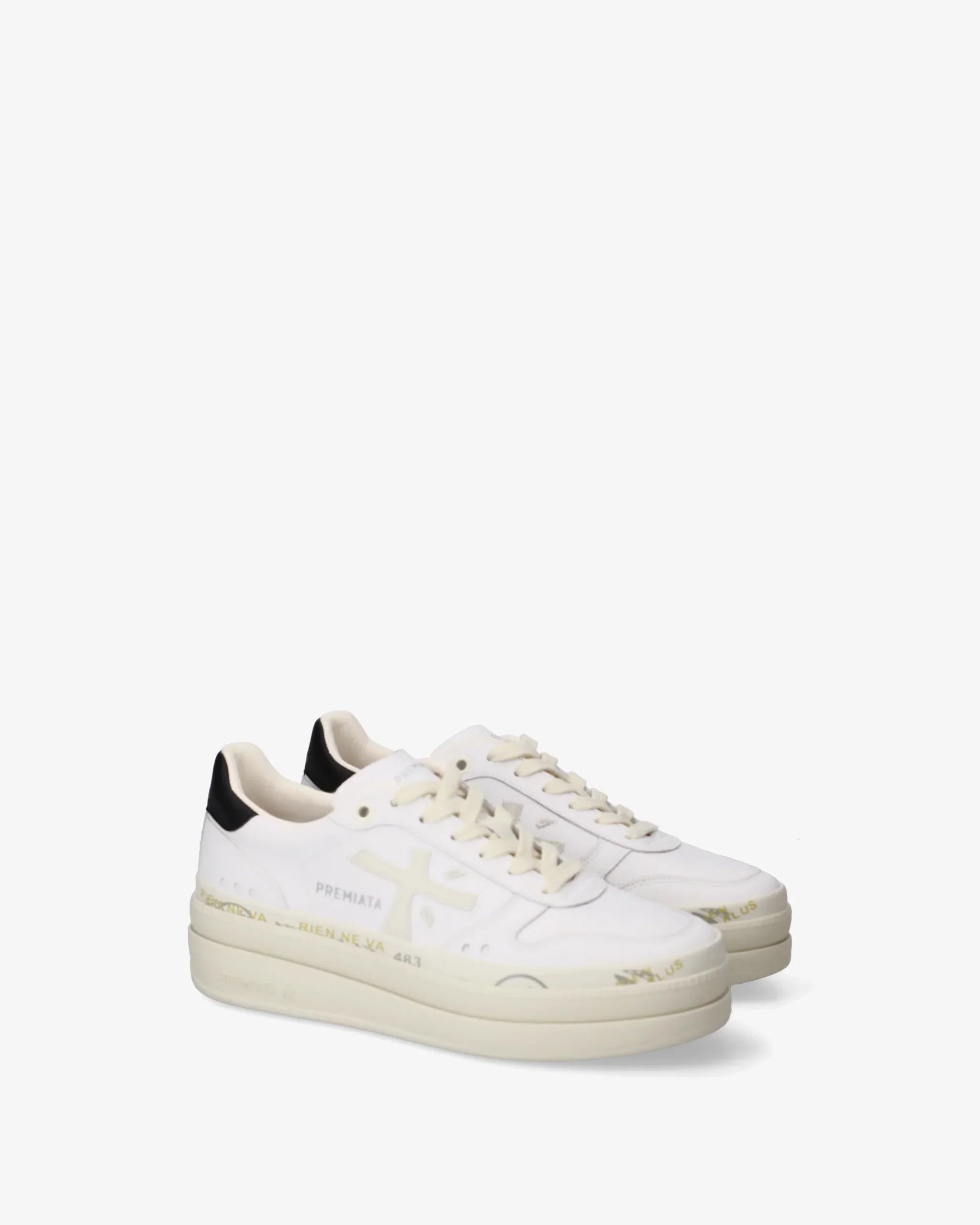 Sneakers uomo bianche con dettagli beige e neri, suola alta, logo visibile sul lato.