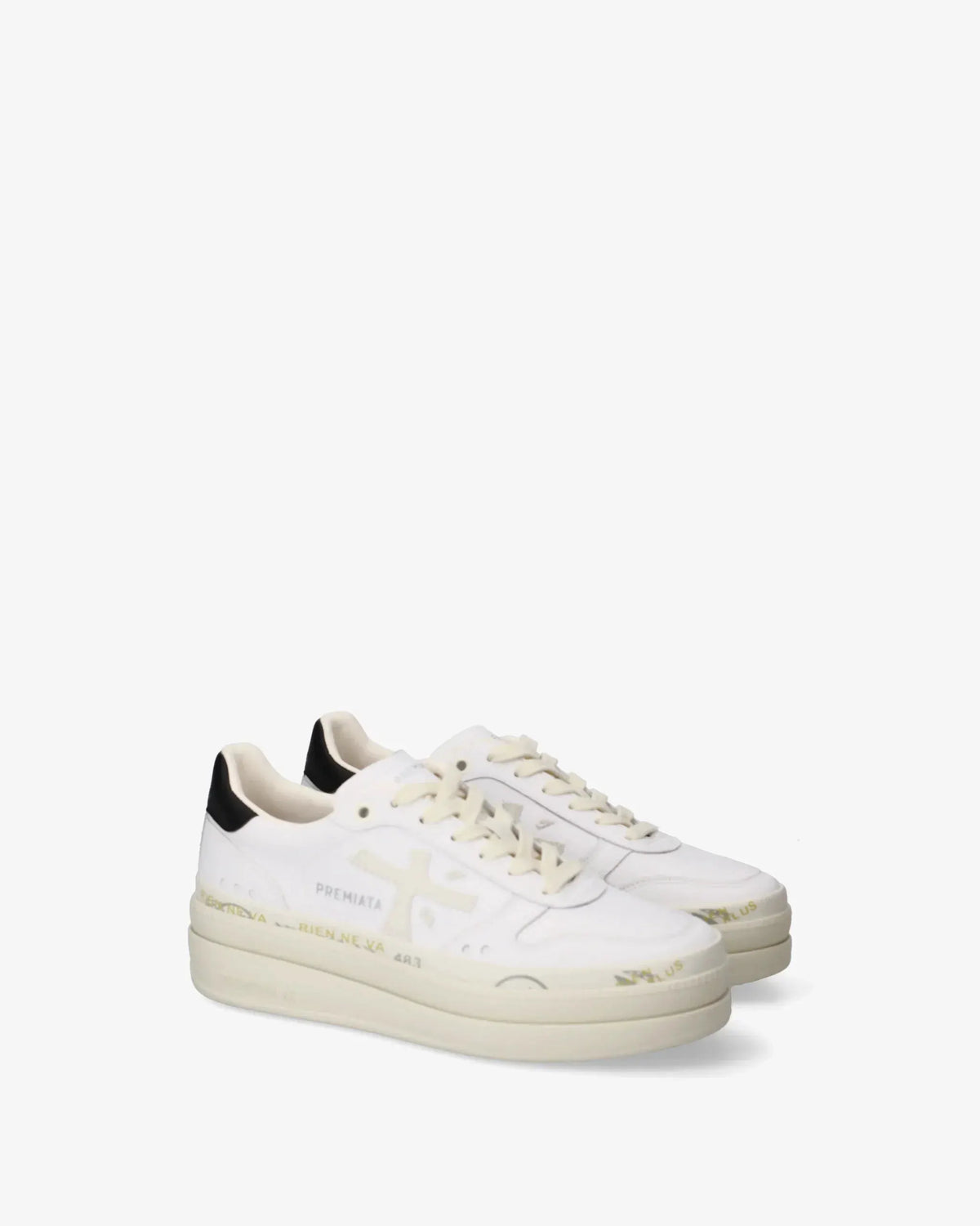Sneakers uomo bianche con dettagli beige e neri, suola alta, logo visibile sul lato.
