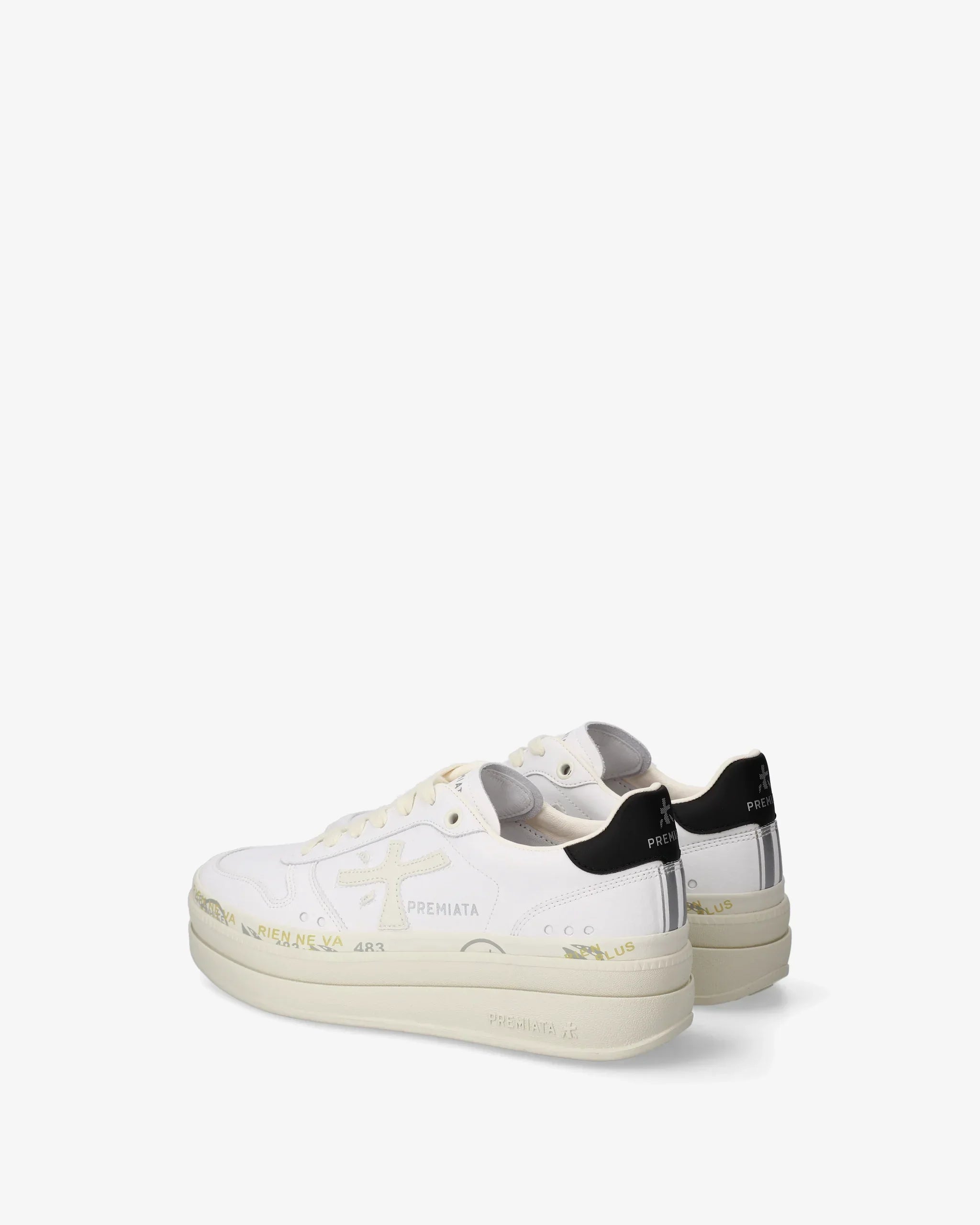 Sneakers uomo bianche con dettagli neri, suola alta e logo Premiata, stile casual moda
