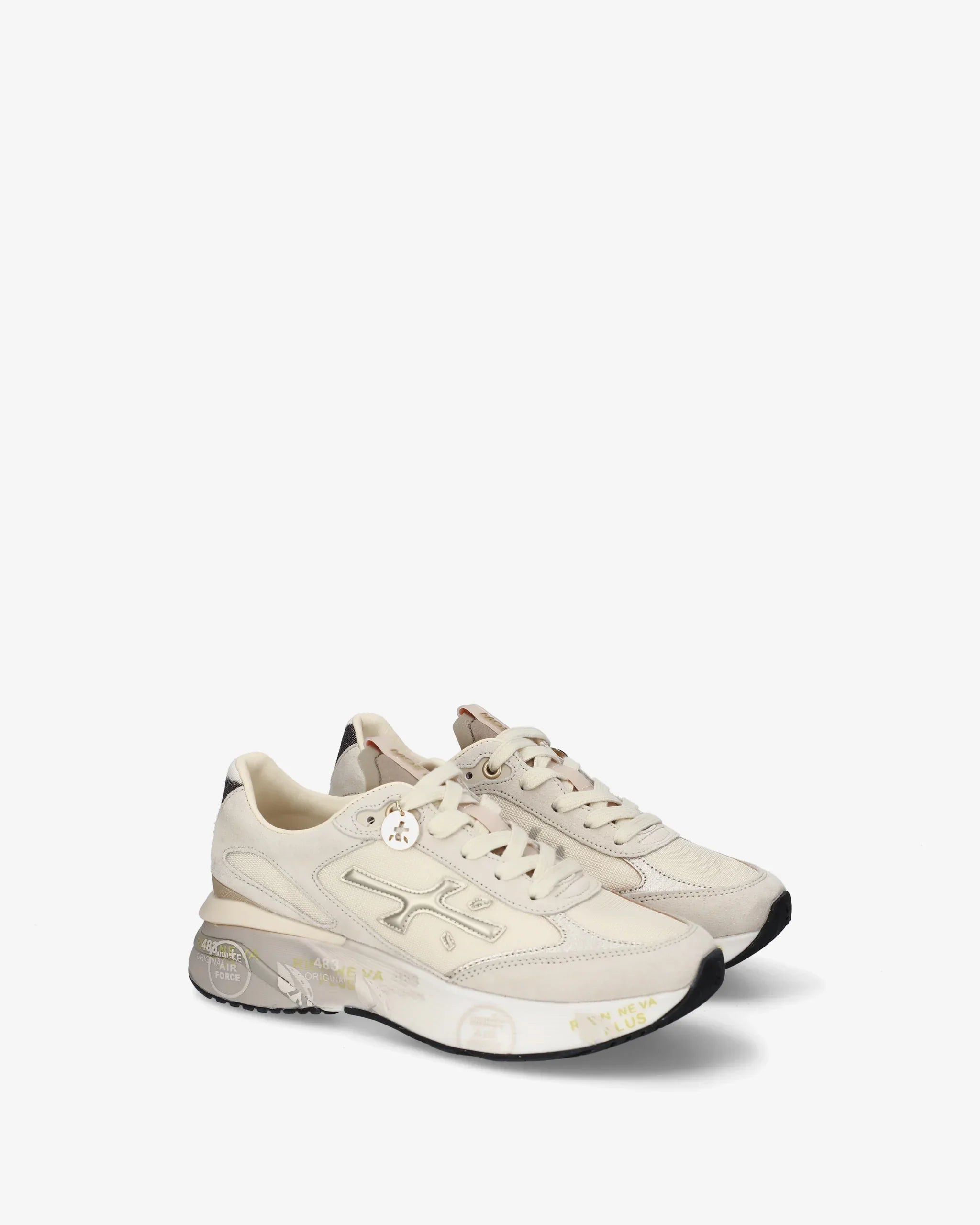 Sneakers beige da uomo con suola chunky stampata, stile casual, fotografo su sfondo bianco