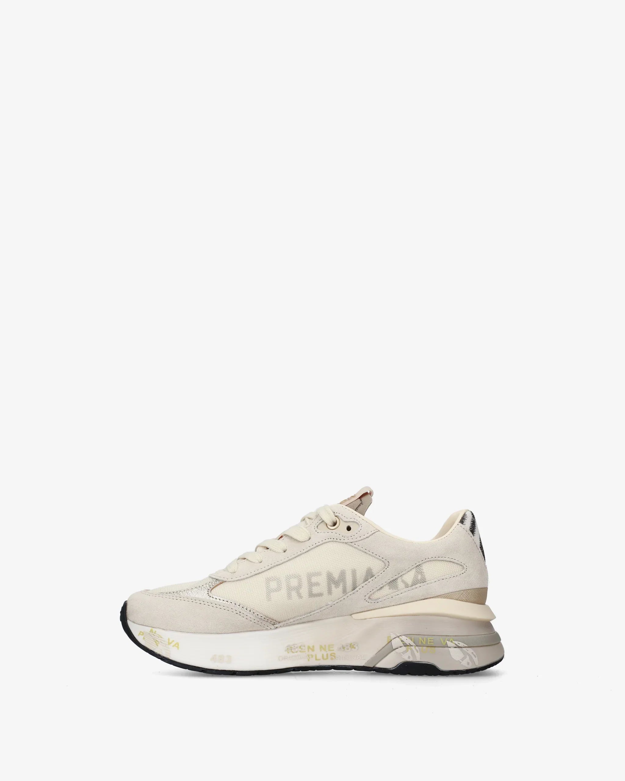 Sneaker beige uomo in pelle e tessuto con suola alta e logo visibile, stile casual moderno.