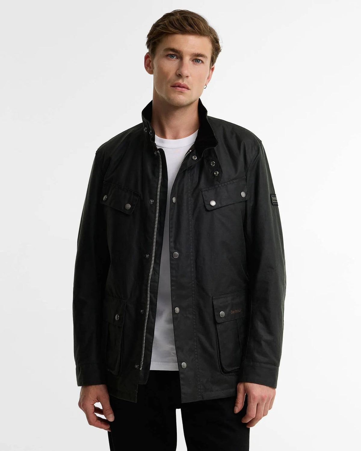 Giacca cerata Barbour Duke colore Sage Green vista frontale indossata