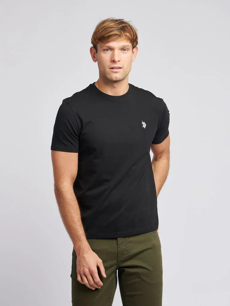 uomo indossa t-shirt nera Harmont & Blaine con logo bianco su petto, pantaloni verdi
