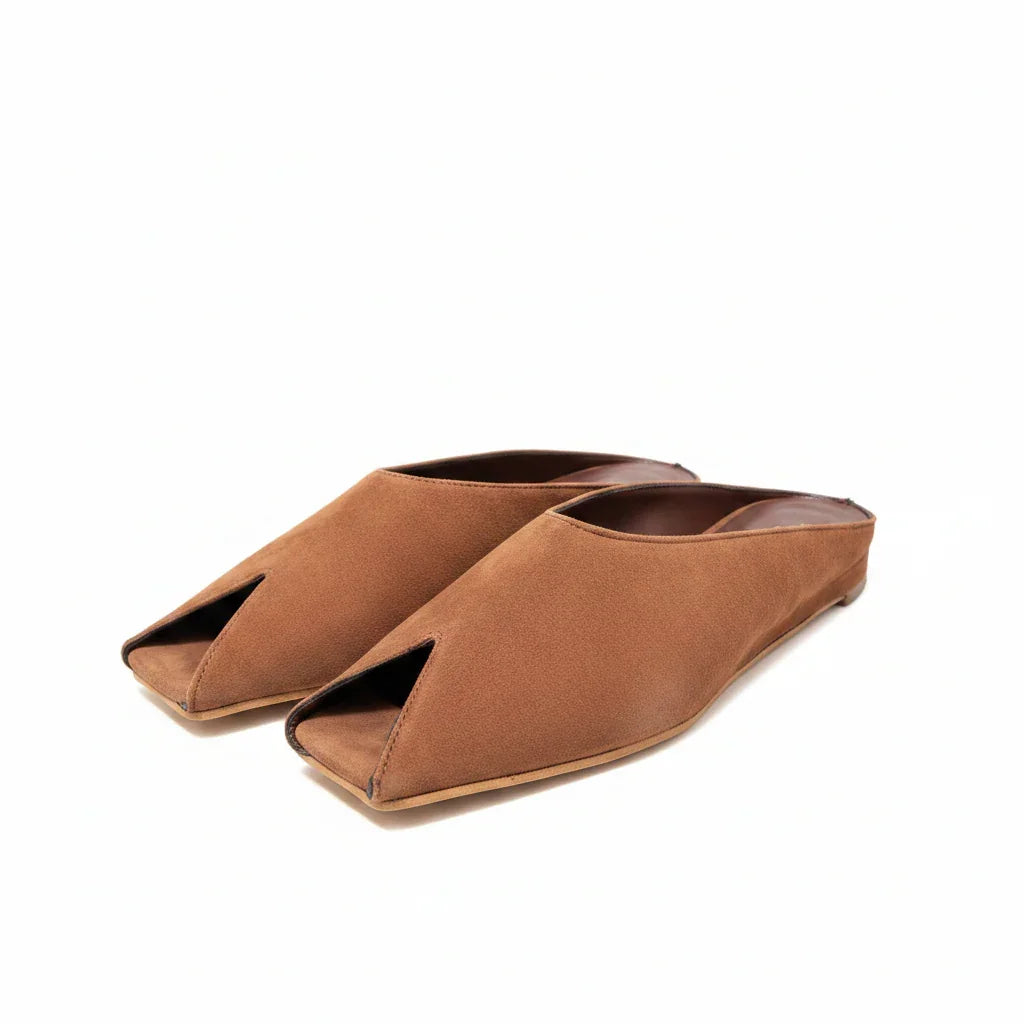 Mule donna in pelle scamosciata marrone con punta aperta design moderno elegante