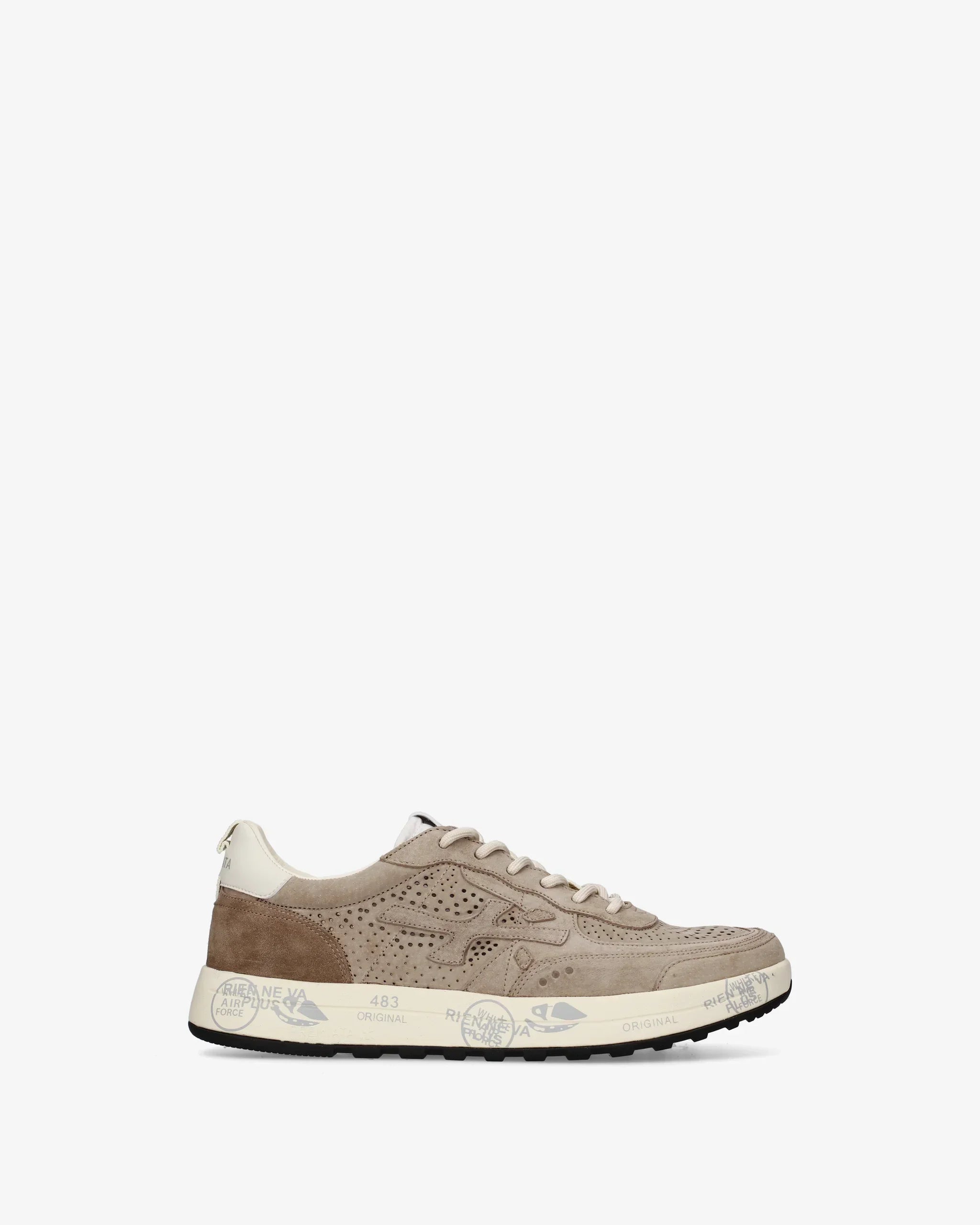 Sneaker uomo beige in pelle scamosciata e tessuto, suola chiara con dettagli stampati.
