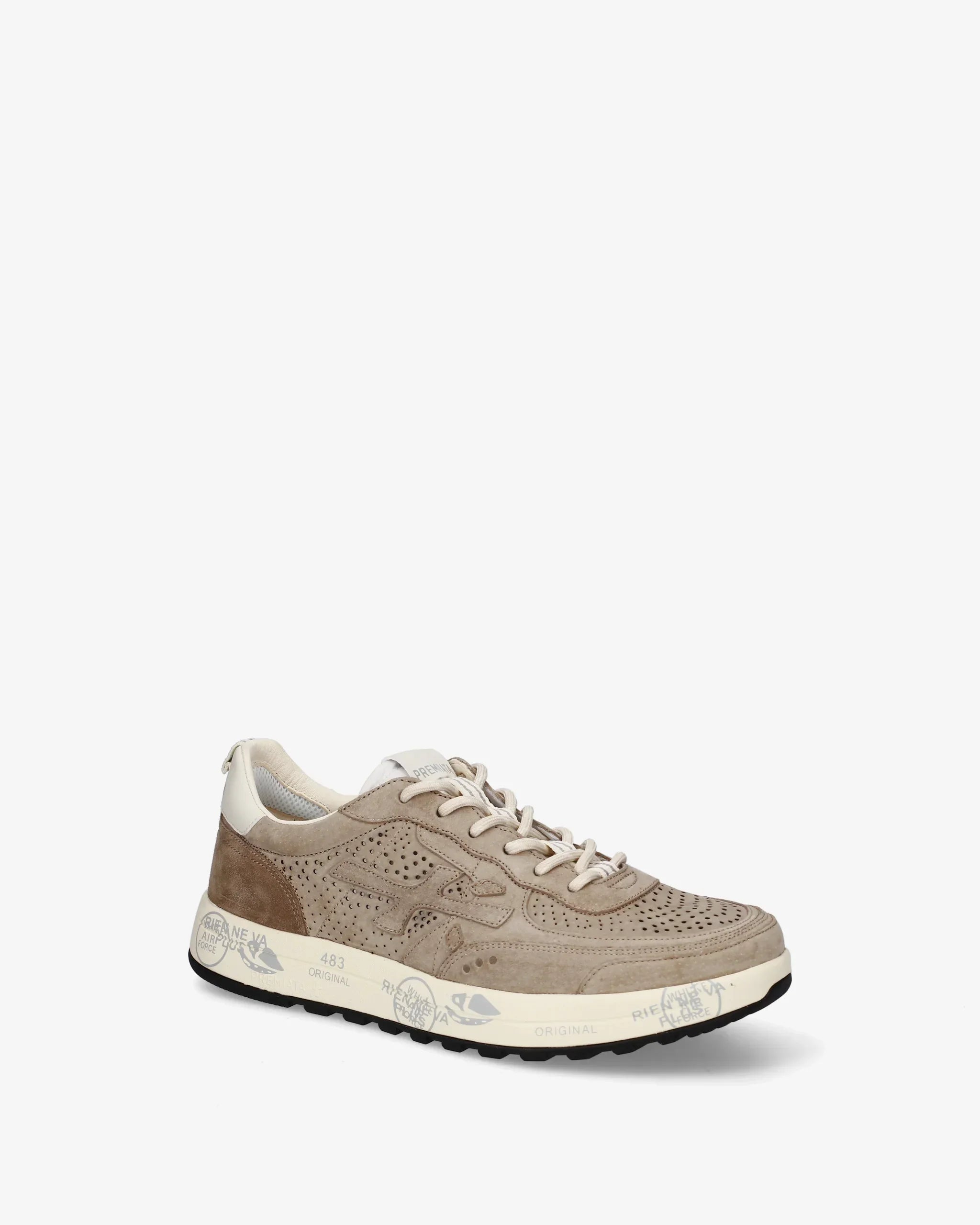 Sneaker uomo beige in pelle scamosciata traforata con suola bianca stampata, moda casual