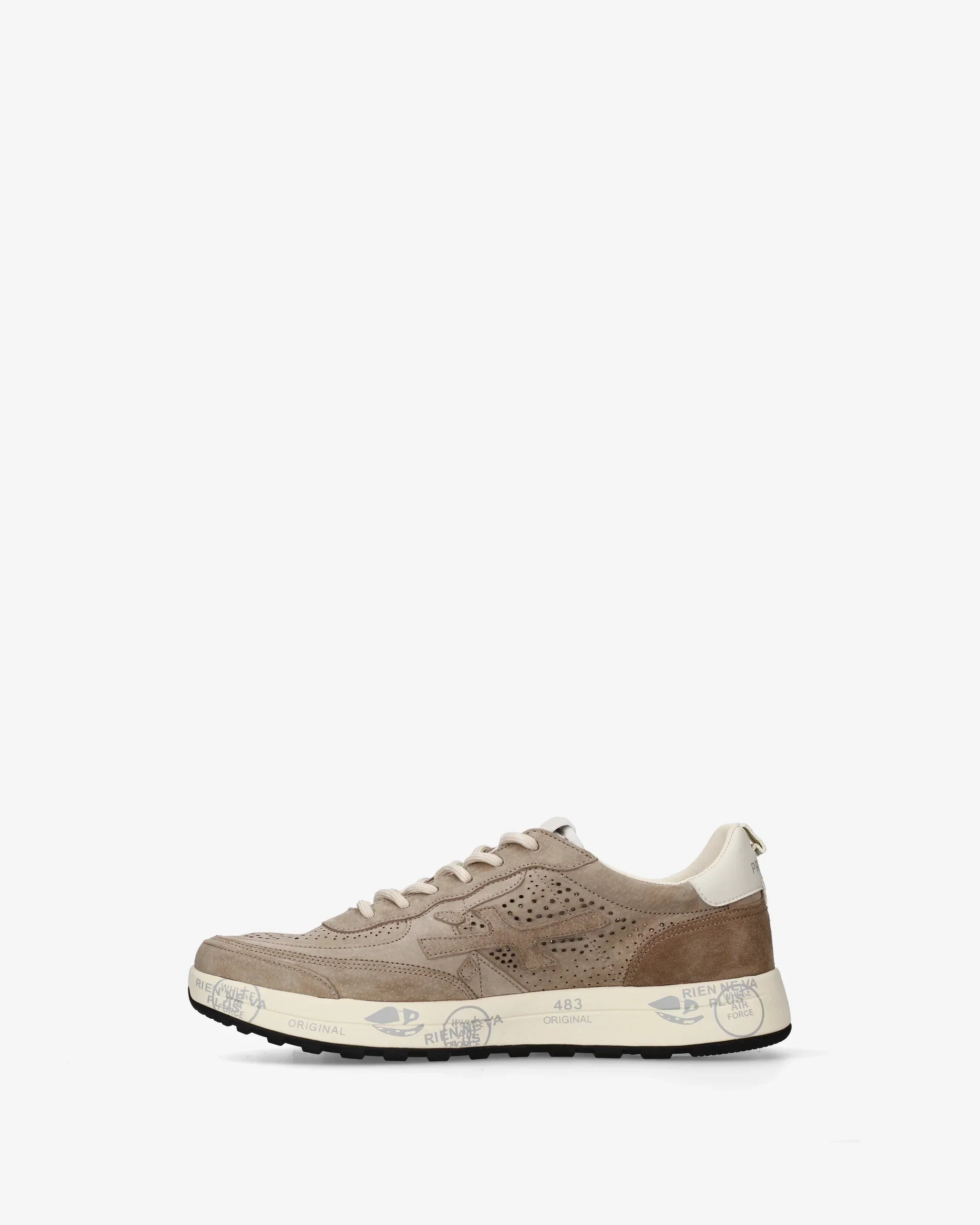 Sneaker uomo beige in pelle scamosciata con suola chiara e dettagli traforati, stile casual
