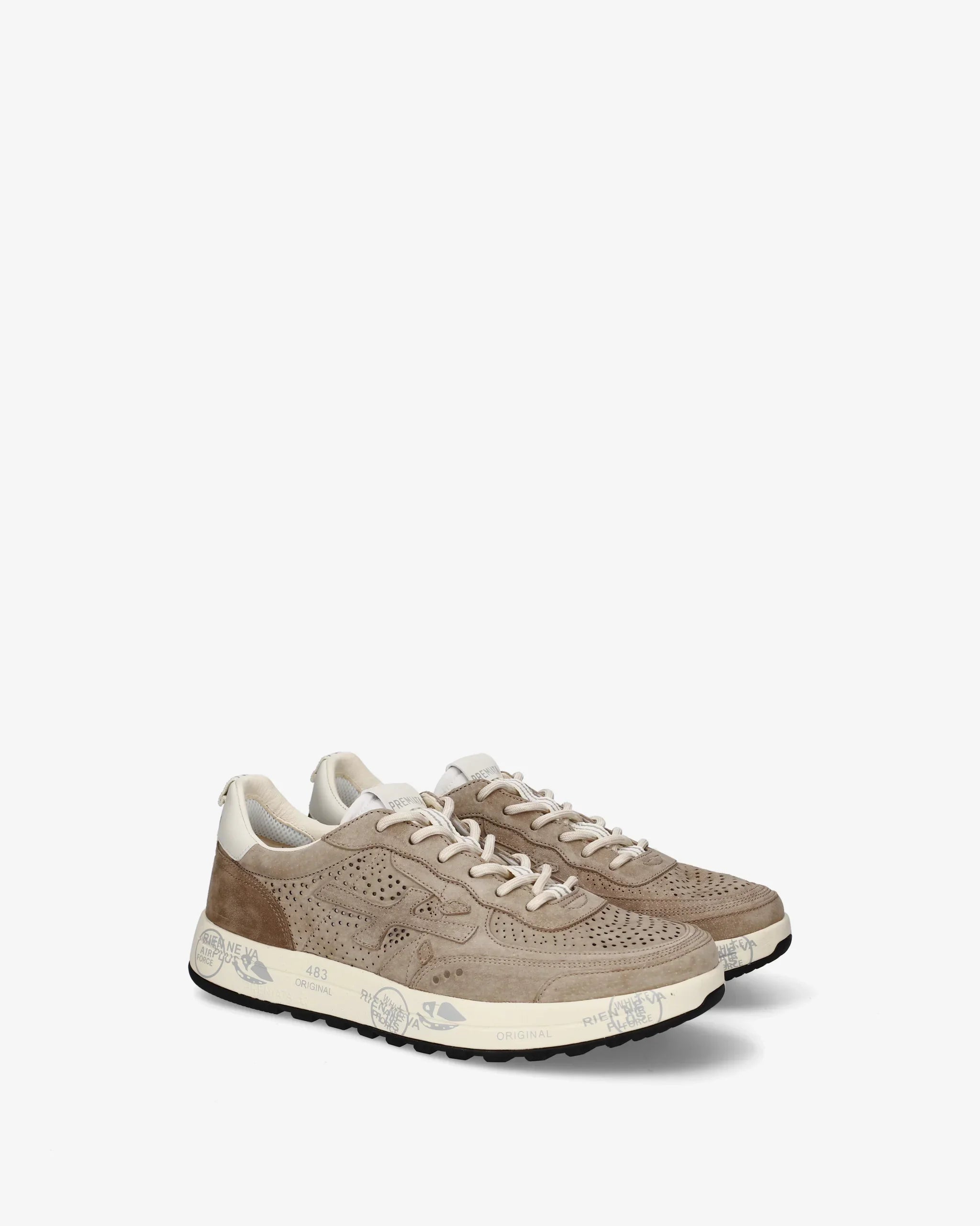 Sneakers uomo beige in suede traforato, suola bianca con dettagli stampati, stile casual