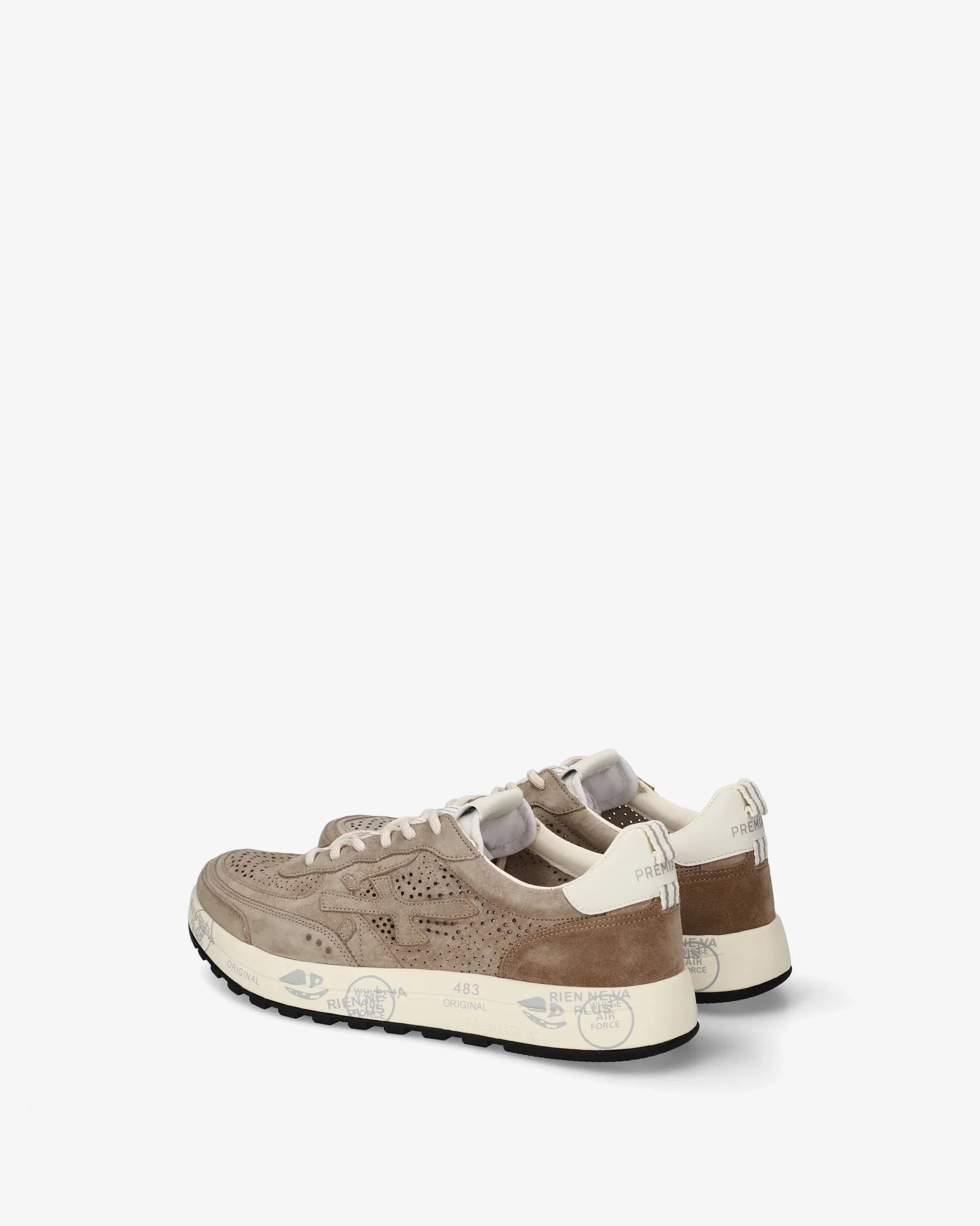 Sneakers beige uomo in suede traforato, suola bianca stampata, stile casual elegante