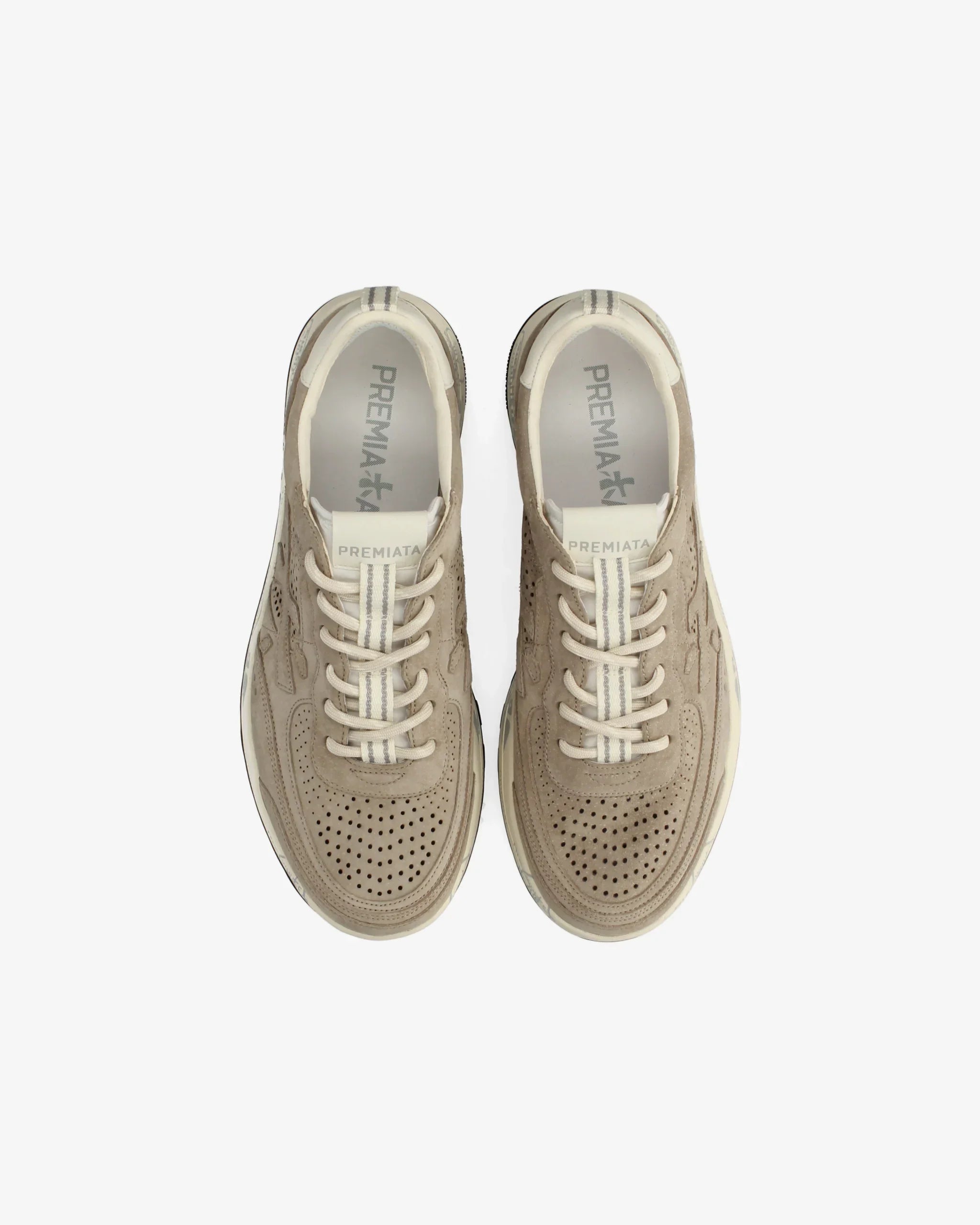 Sneakers beige uomo in suede traforato con lacci bianchi, vista dall'alto su sfondo bianco.