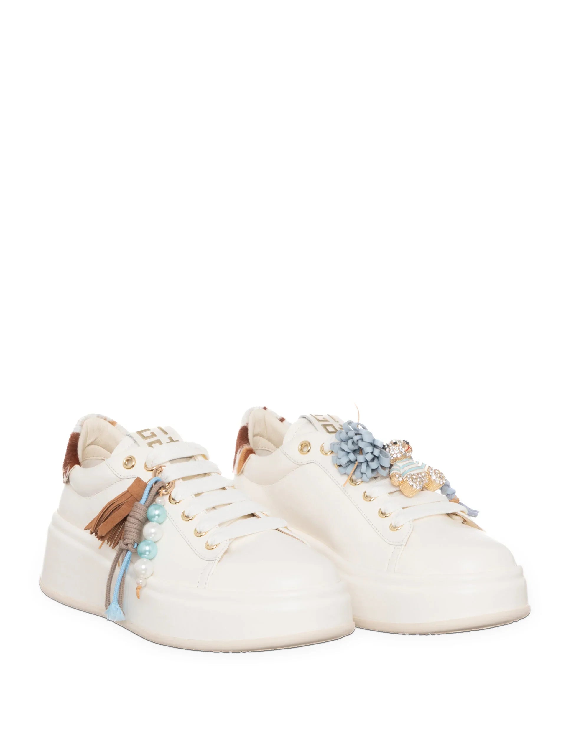 Sneakers donna bianche con platform, dettagli gioiello e decorazioni colorate sul davanti.