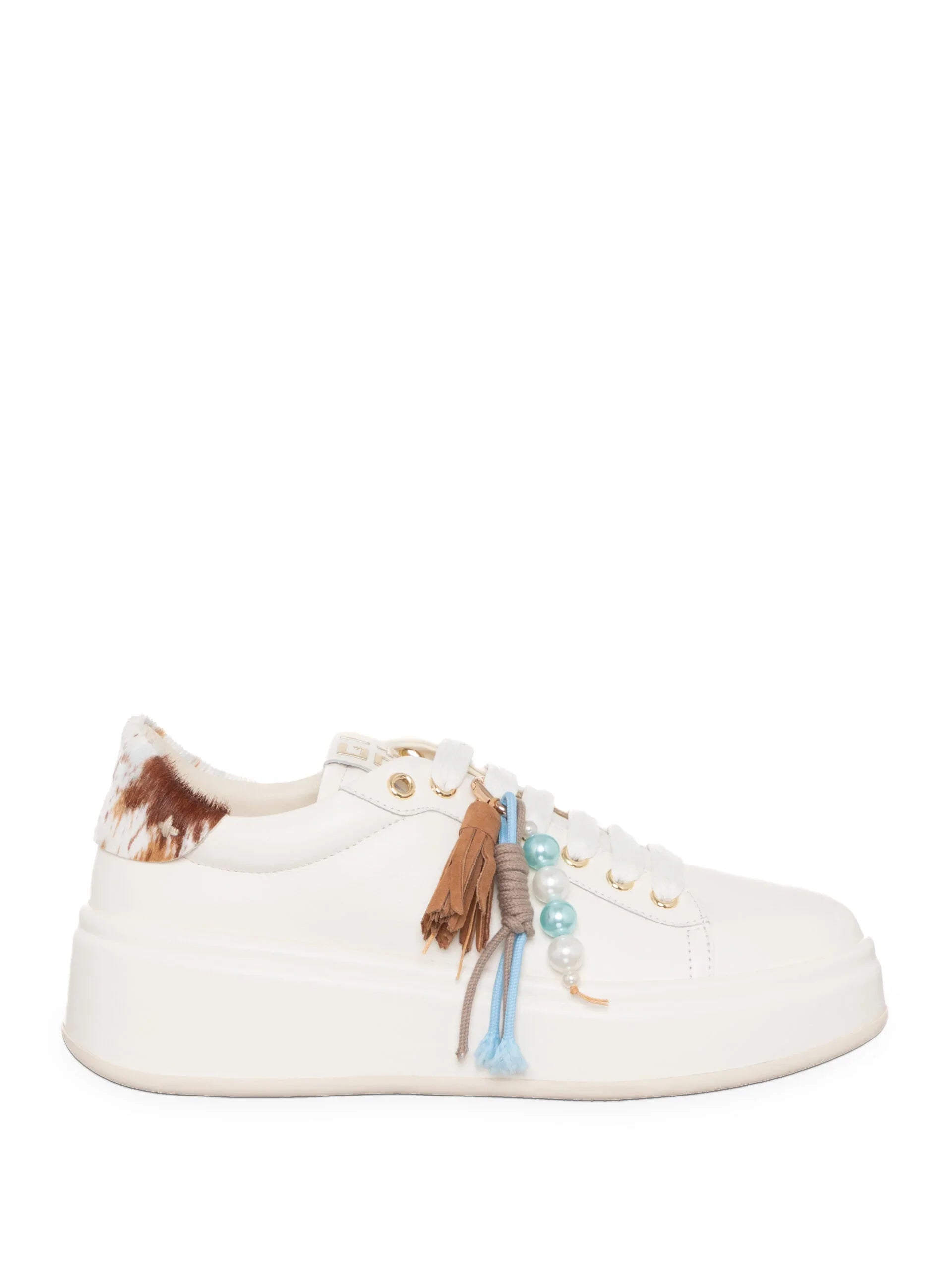 Sneaker donna bianca con plateau, tallone maculato e decorazioni con perle e nappine colorate.