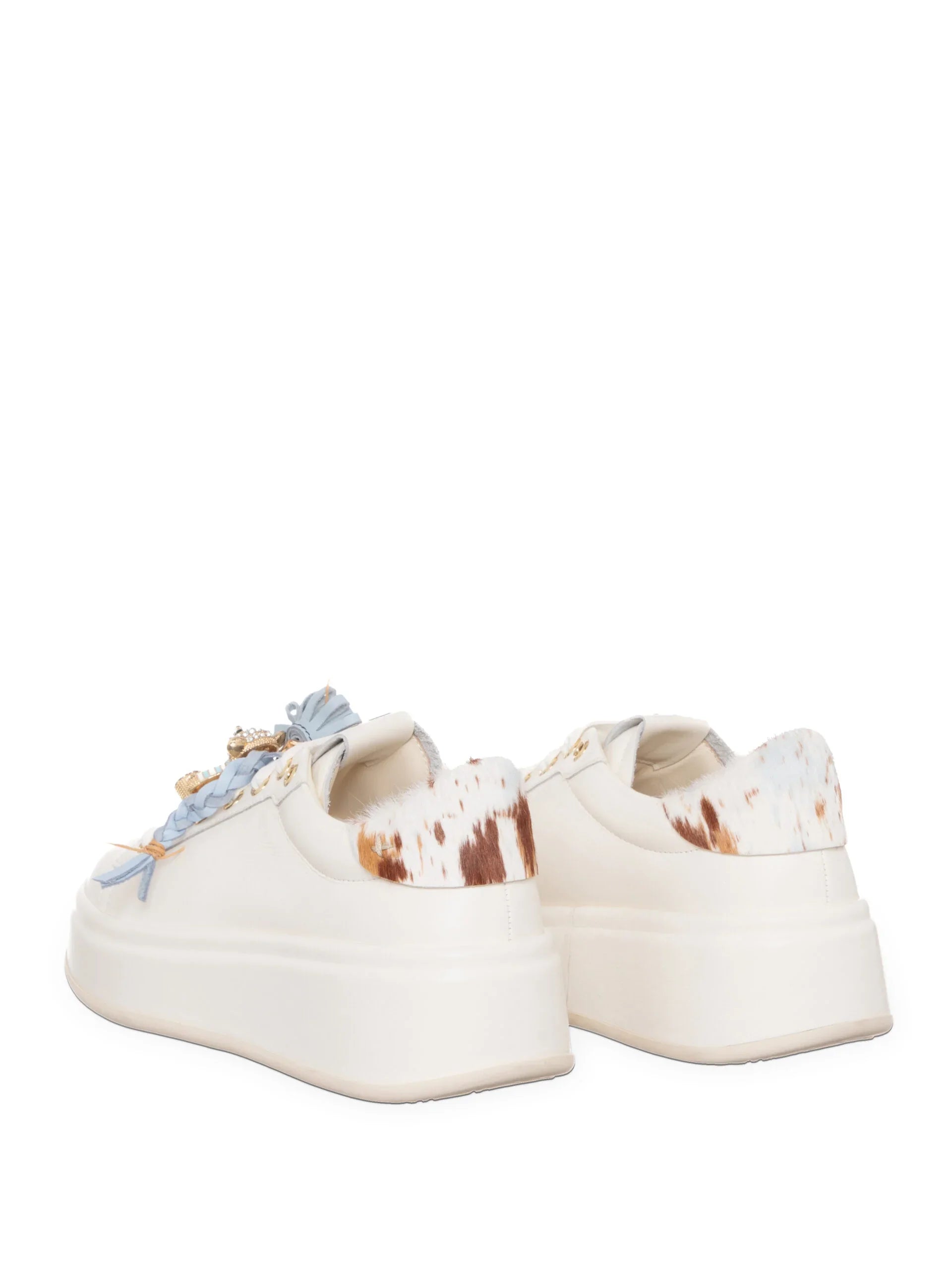 Sneakers donna bianche platform con dettagli azzurri e inserto effetto pelliccia maculata.